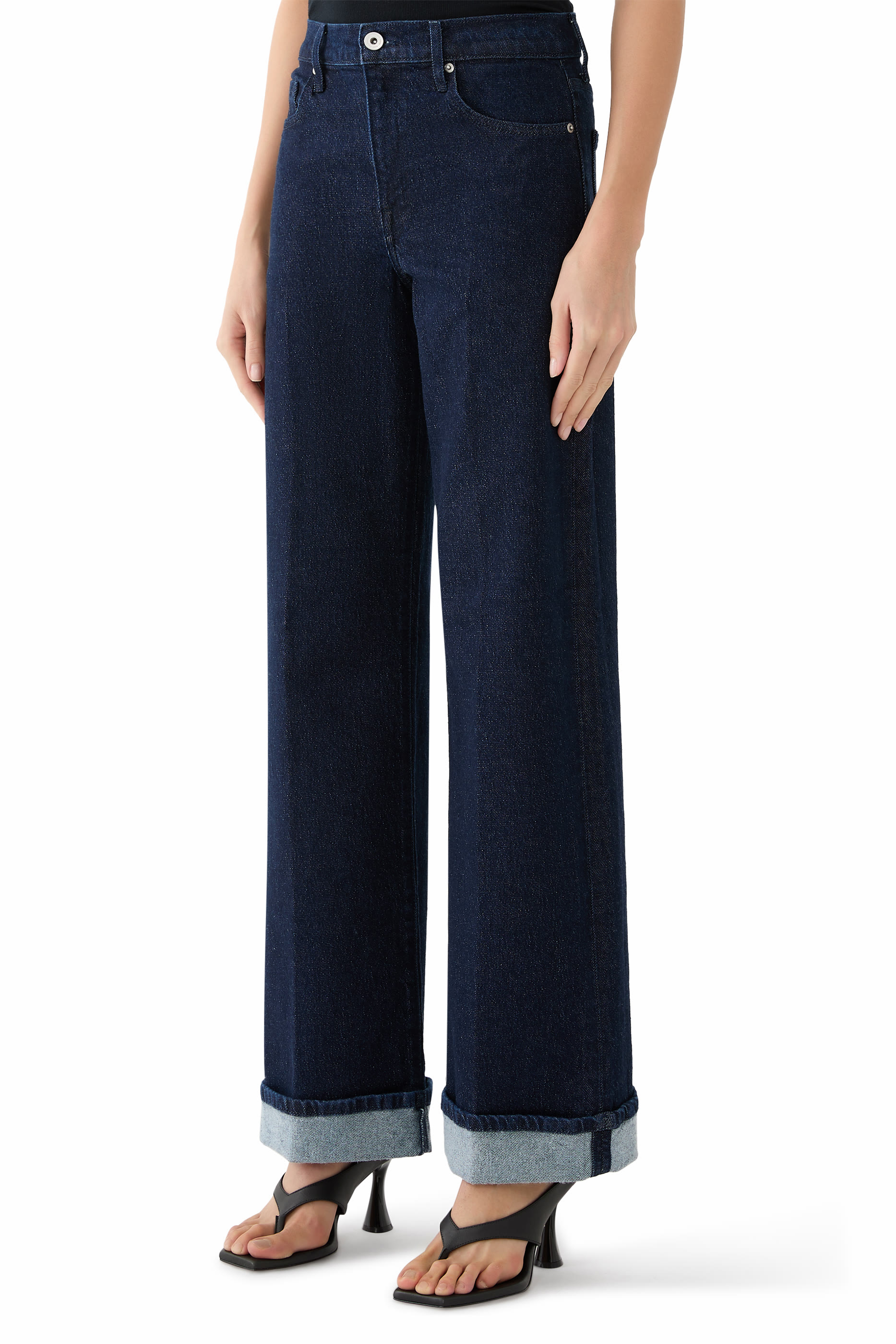 بنطال جينز بقصة ساق واسعة