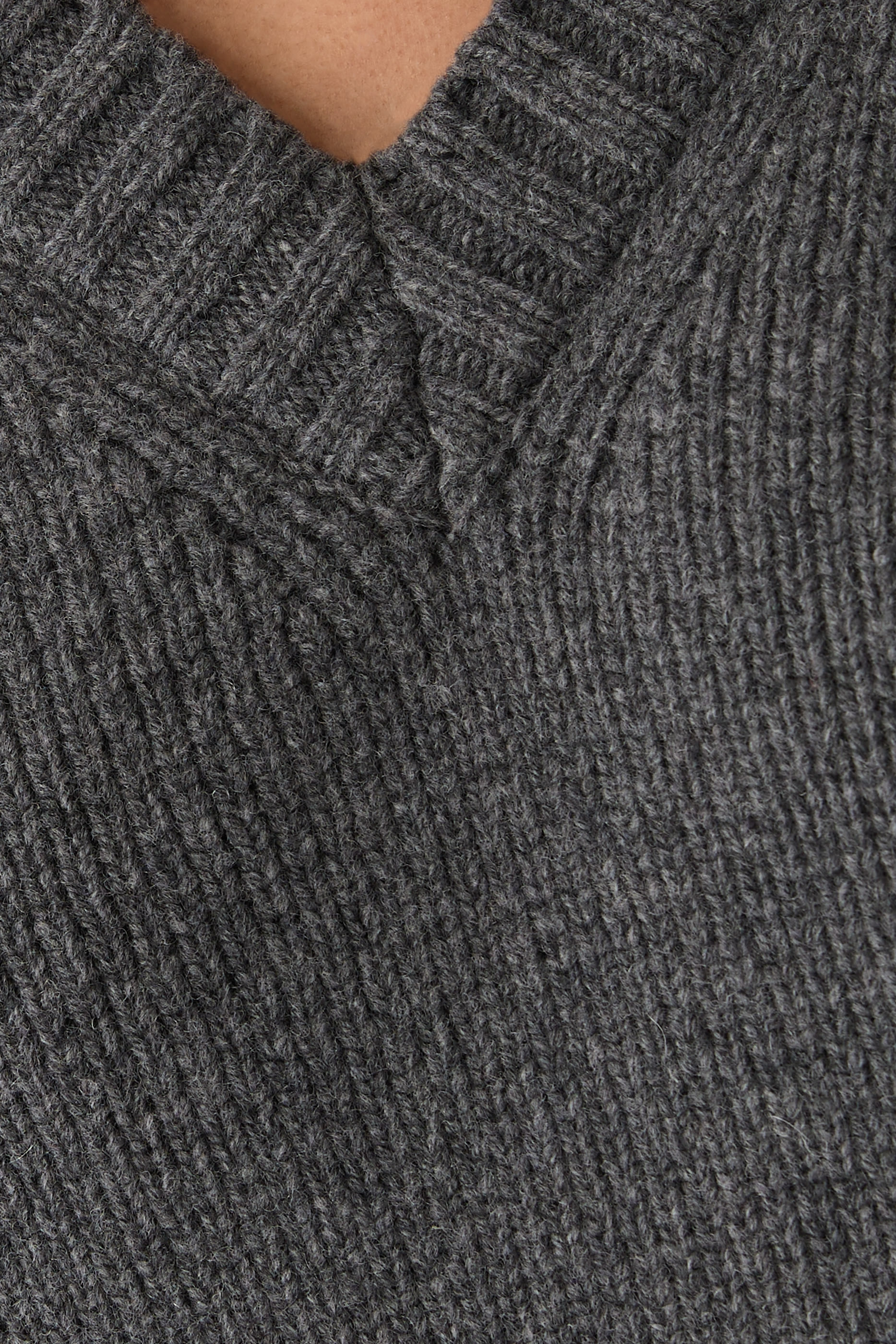 سترة بياقة على شكل حرف V كومباكت