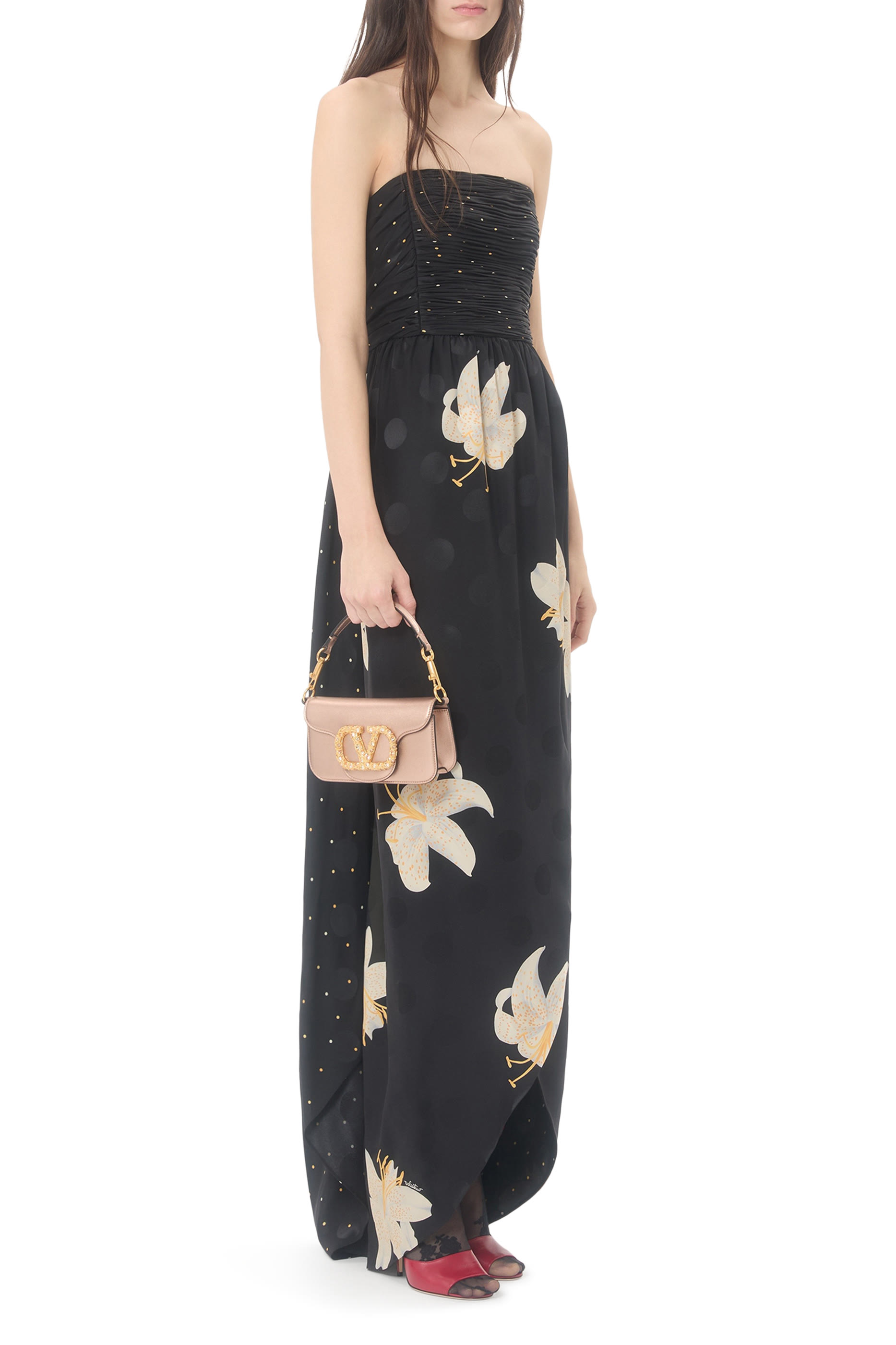 حقيبة كتف صغيرة بشعار الماركة مزينة بحلي