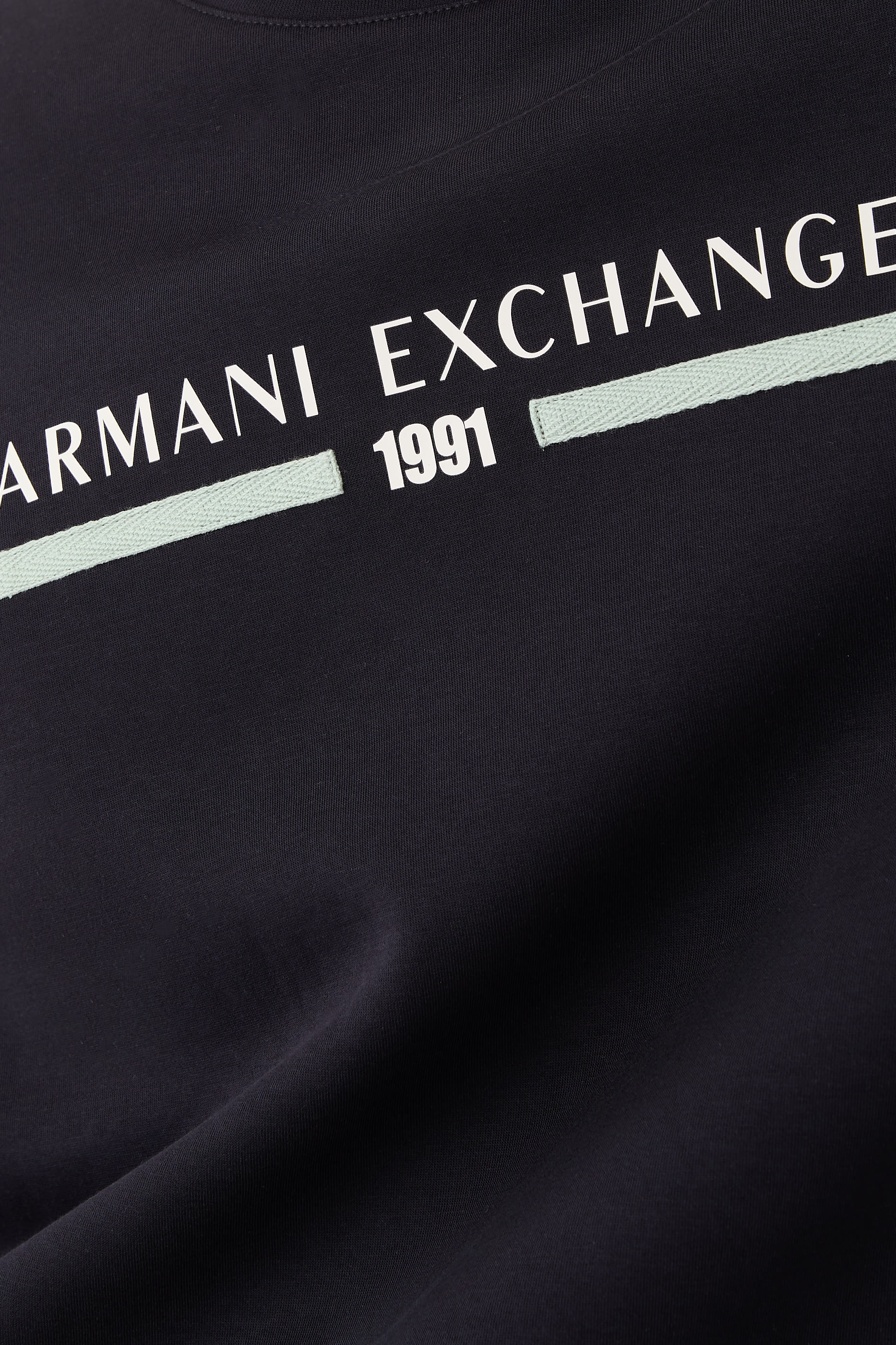 سويت شيرت بياقة ضيقة وشعار الماركة