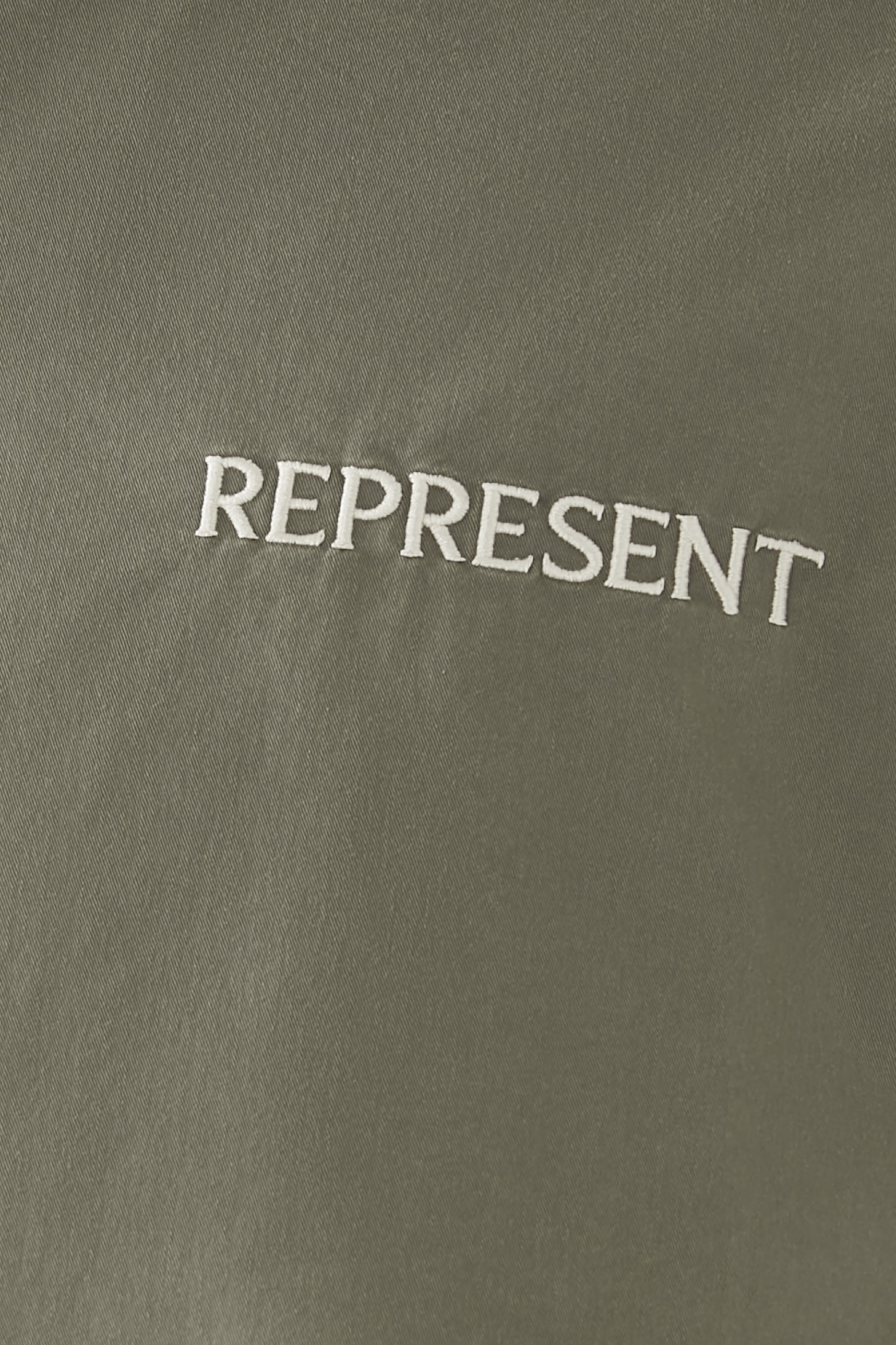 تيشيرت بياقة مطوية وشعار الماركة