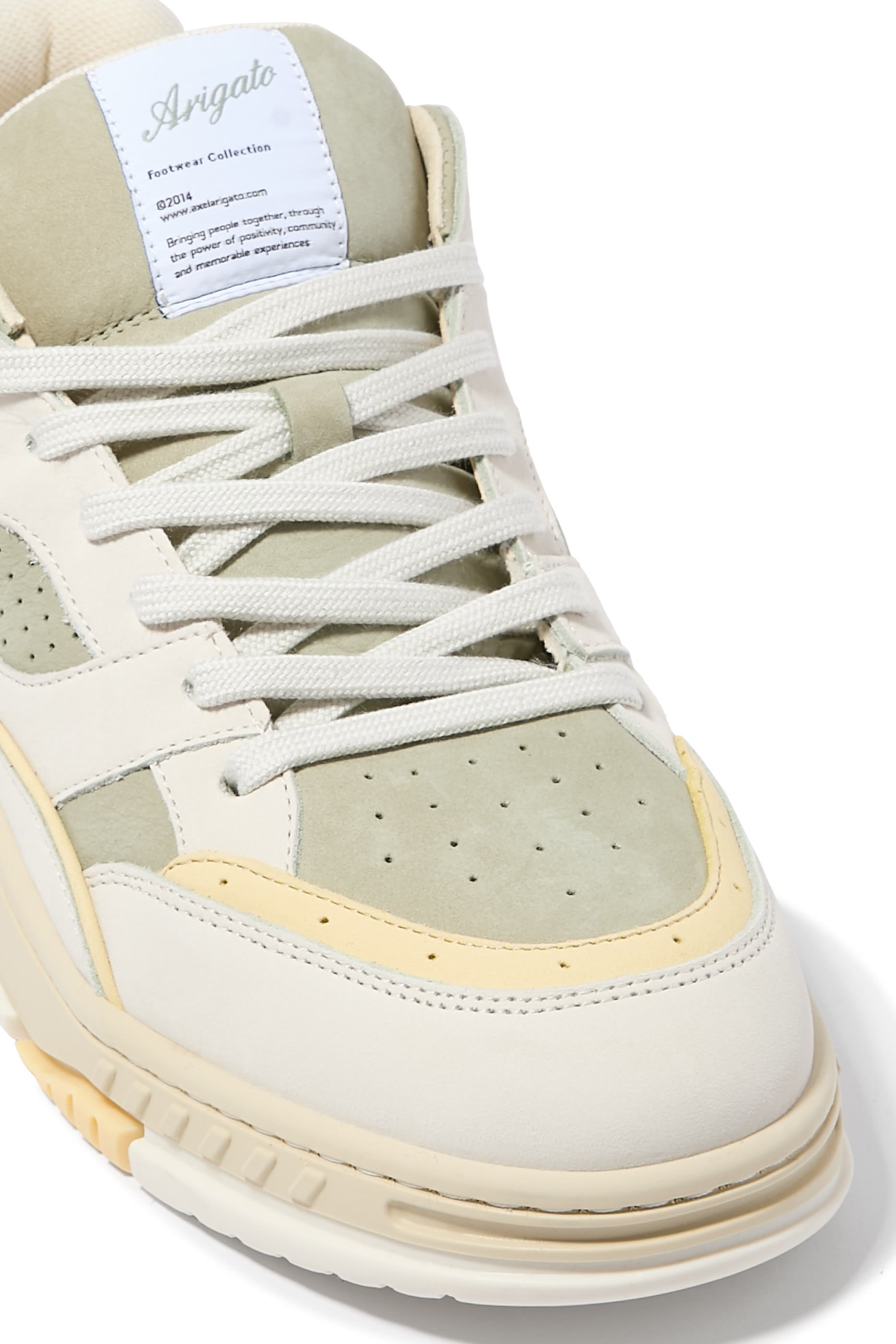 سنيكرز أريا أل أو