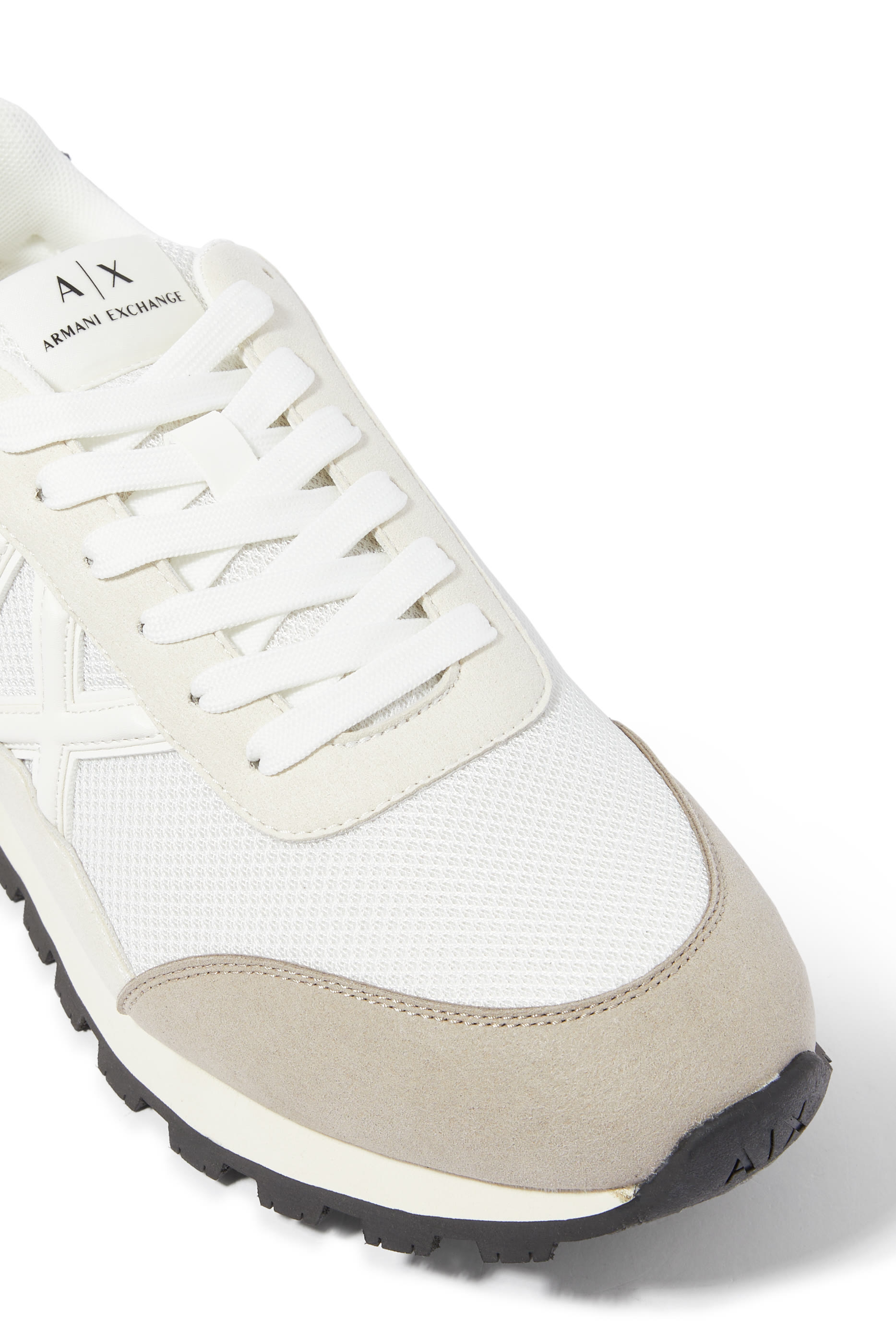 سنيكرز برباط وتفاصيل شعار الماركة