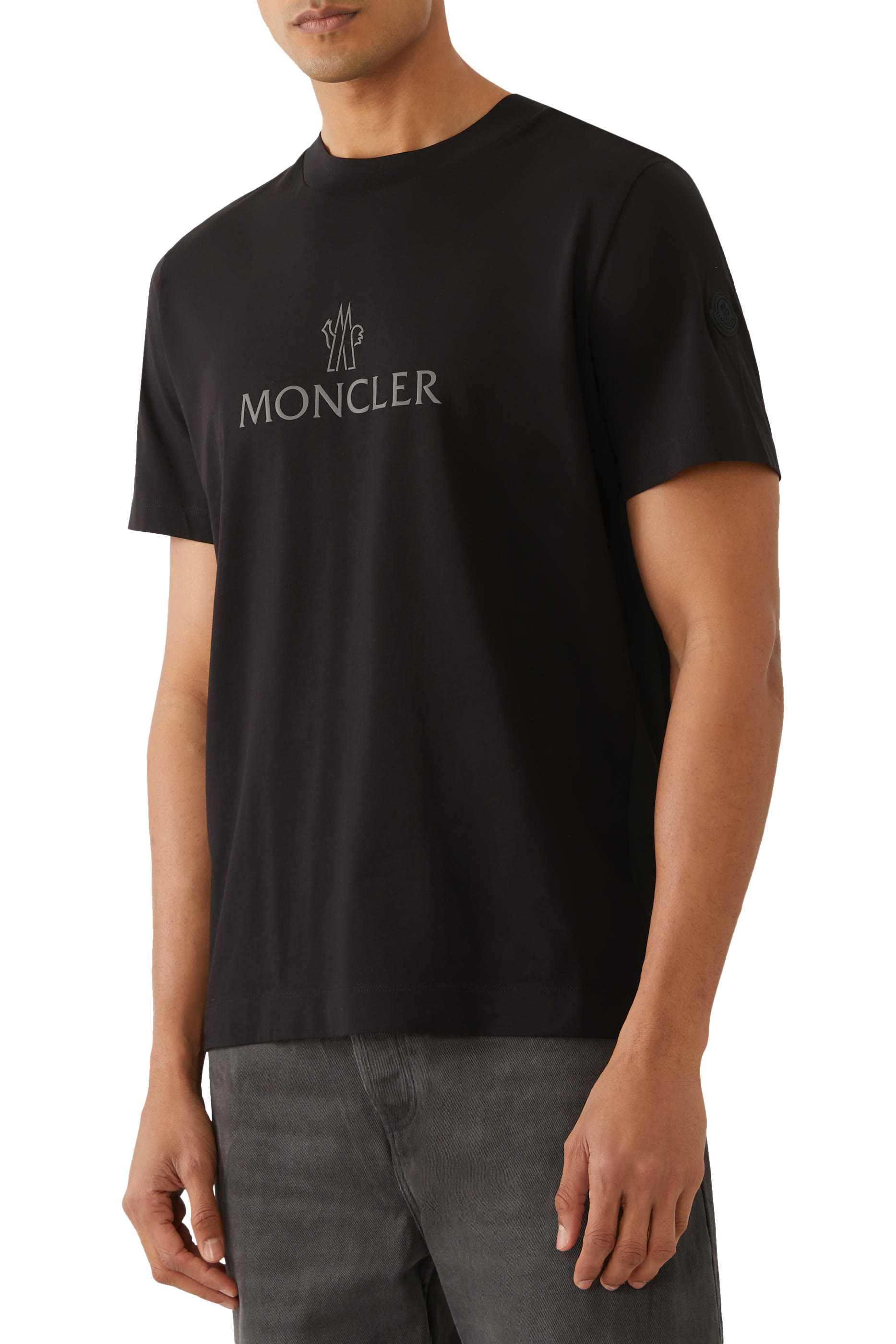 تيشيرت بياقة ضيقة ونقشة شعار الماركة