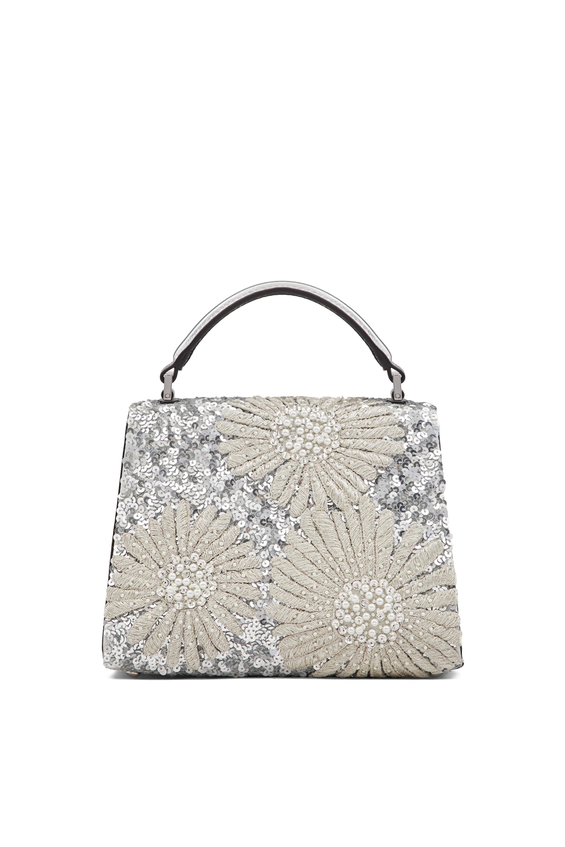 حقيبة فالنتينو غارافاناني بشعار حرف V بيد علوية حصري لشرق الأوسط