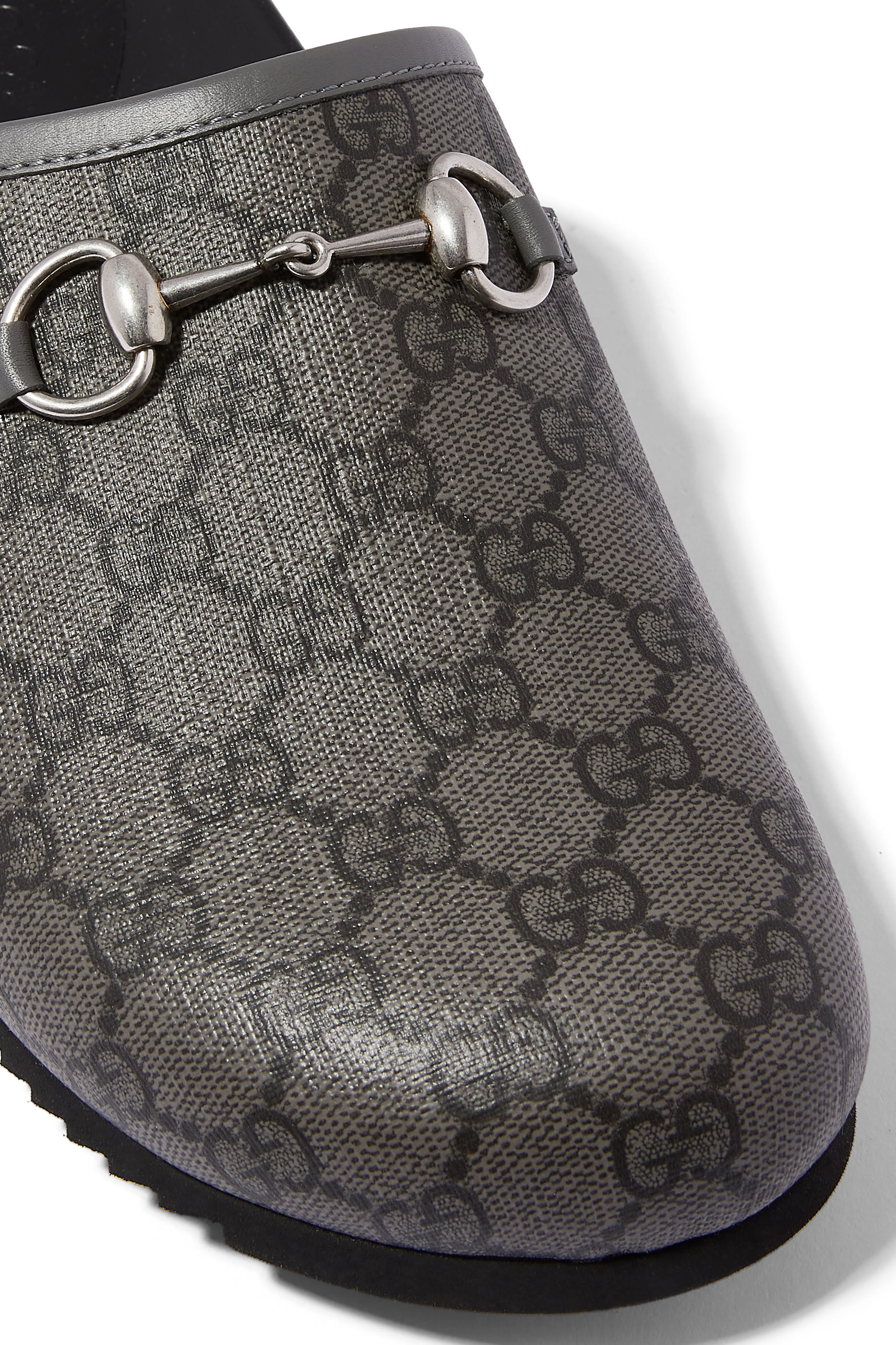 حذاء مفتوح من الخلف بشعار الماركة