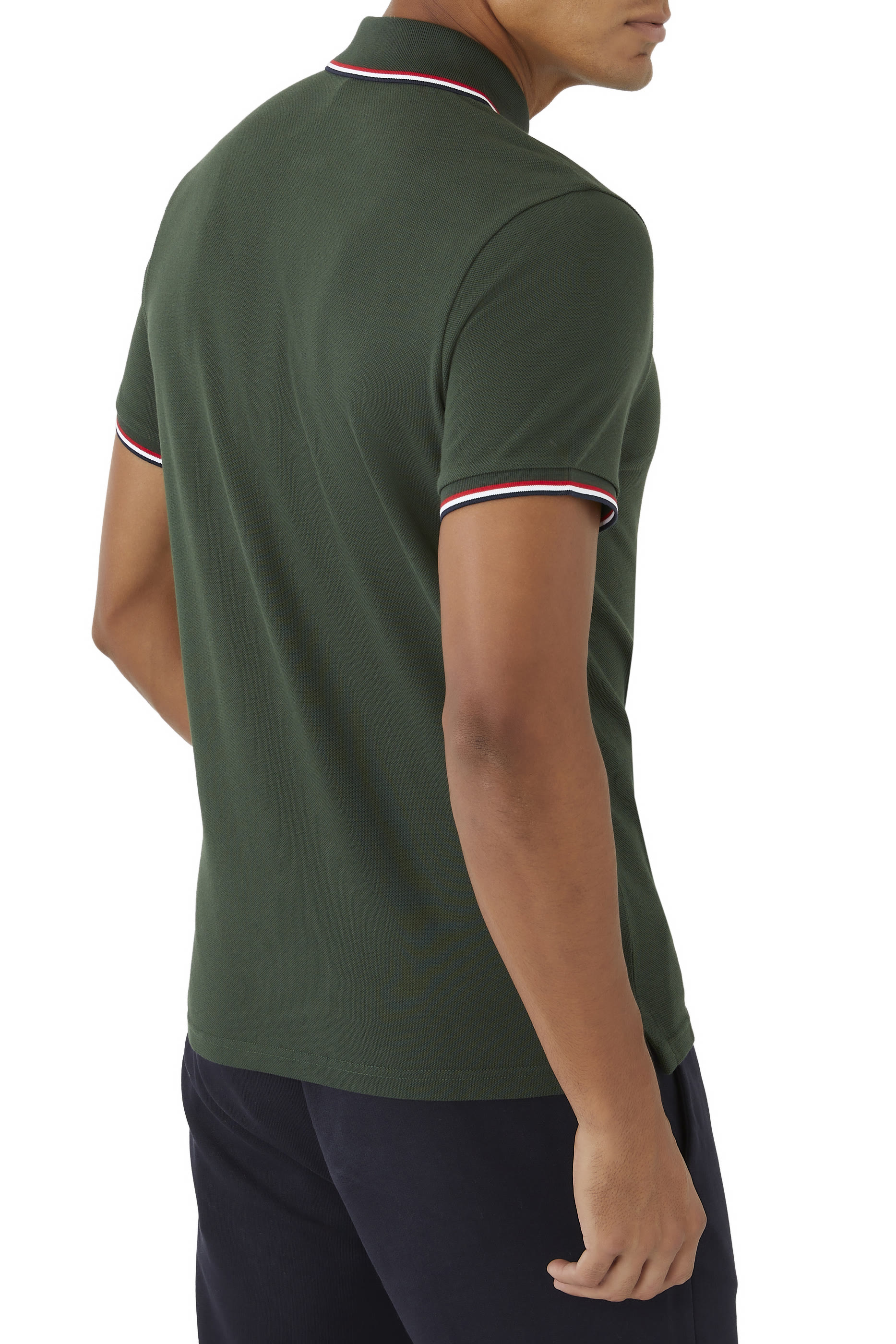 تي شيرت بولو برقعة بشعار الماركة وخطوط بثلاثة ألوان