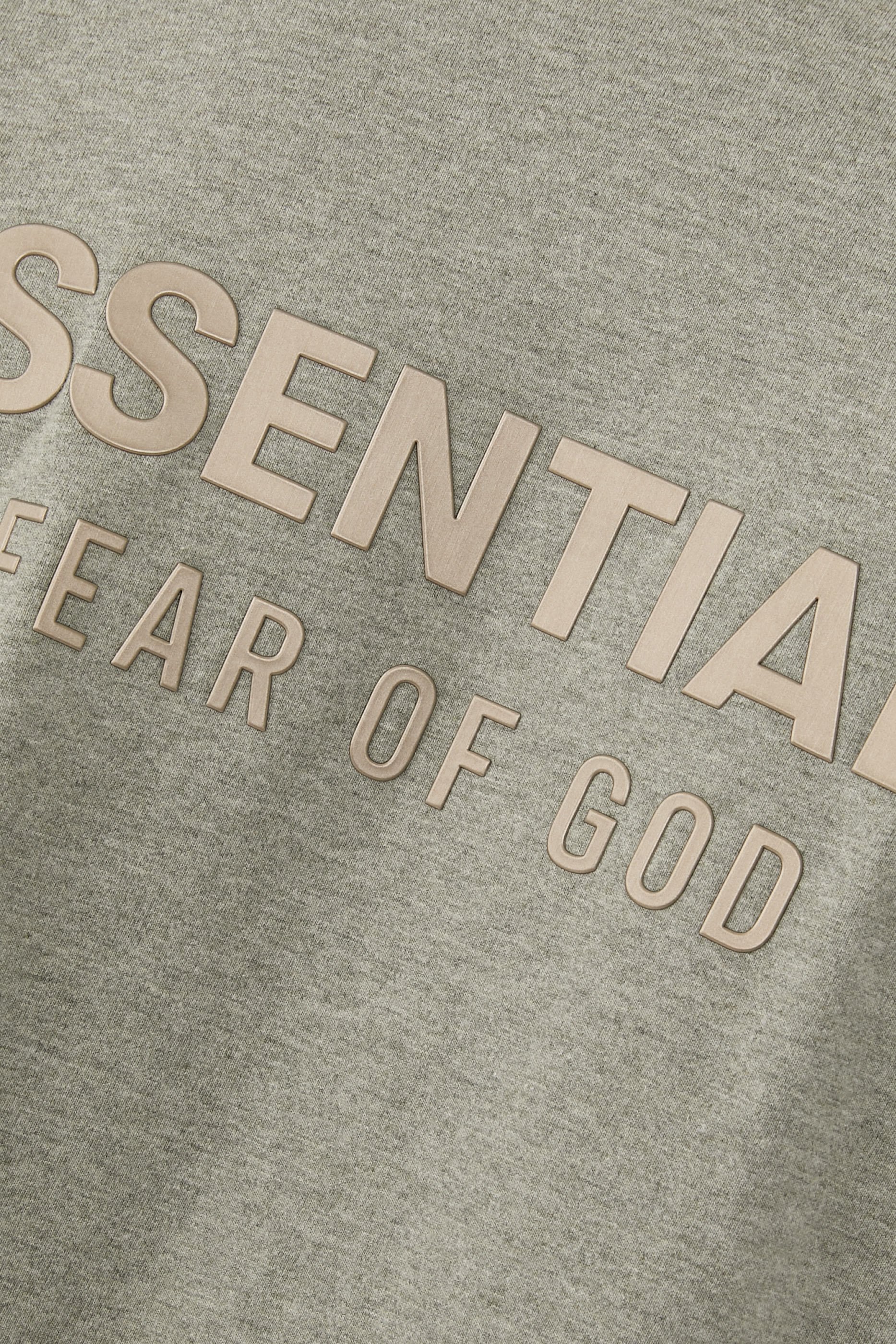 تيشيرت مزين بشعار الماركة