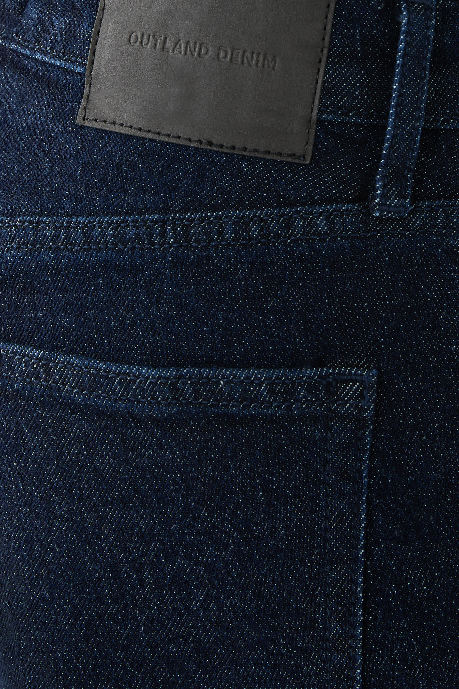 بنطال جينز بقصة ساق واسعة