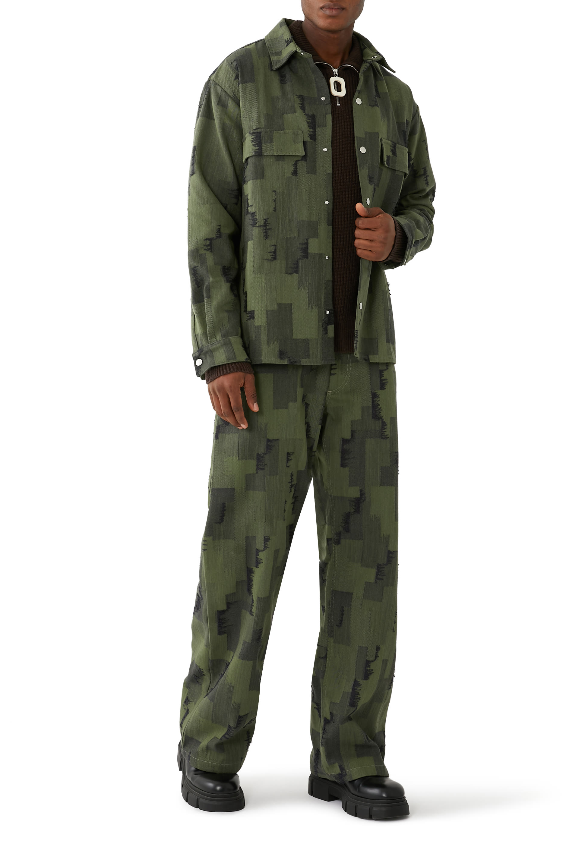 قميص ايه او بي بتصميم جاكيت بنقشة شعار معين