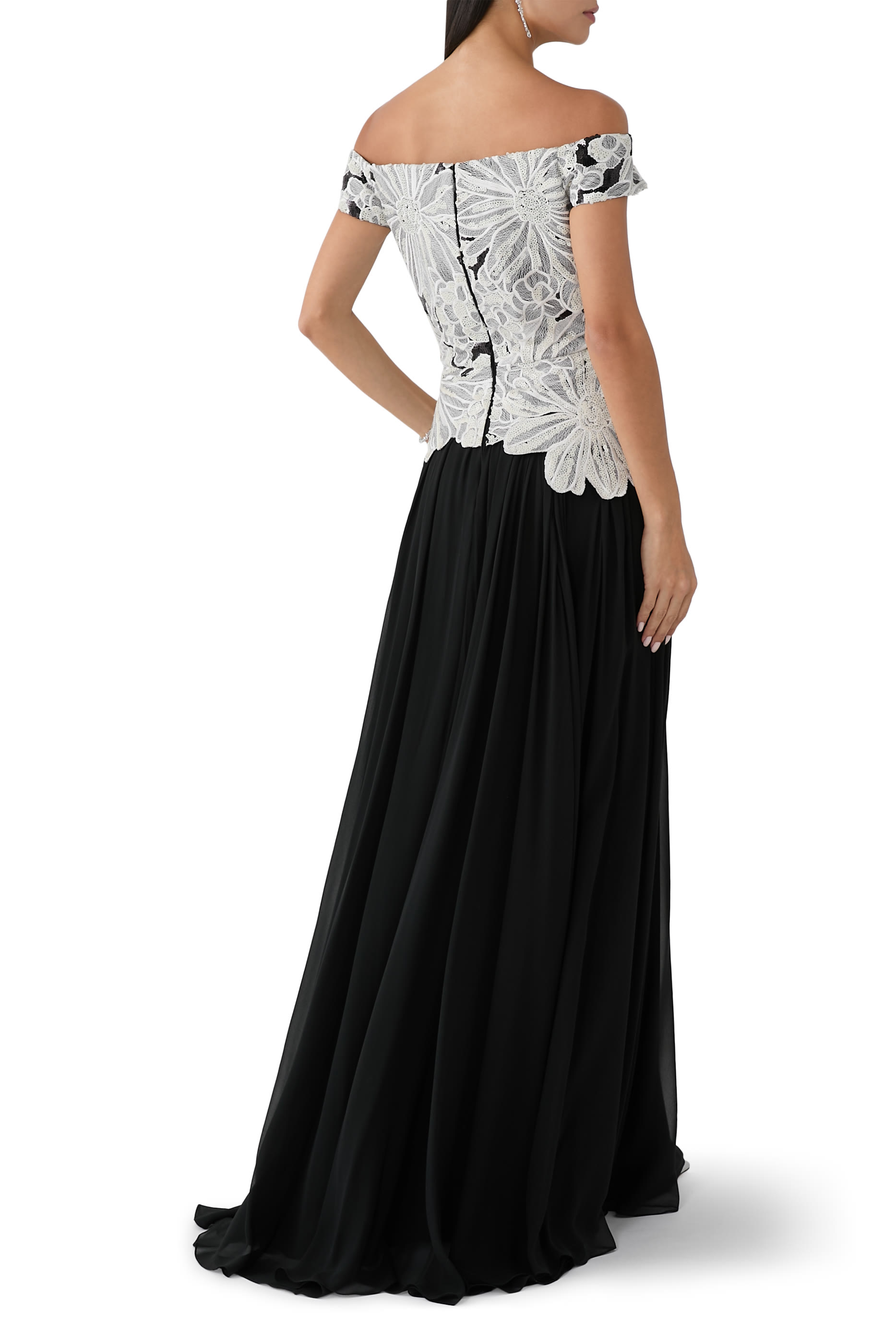 فستان متوسط الطول مطرز بالترتر