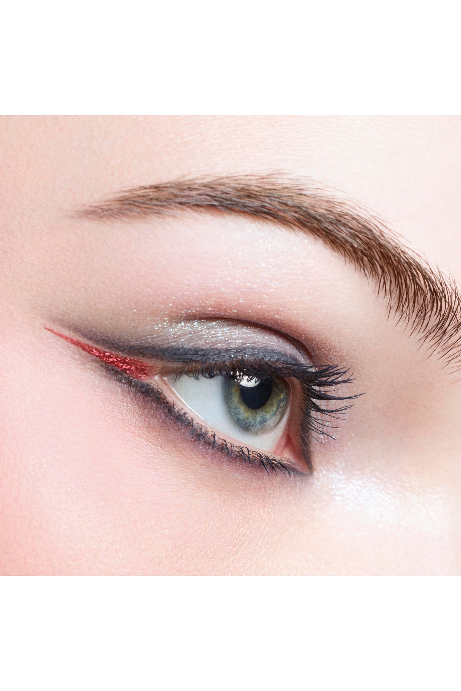 قلم تحديد عيون Le Liner De Chanel  سائل مقاوم للماء عالي الدقة يدوم طويلا