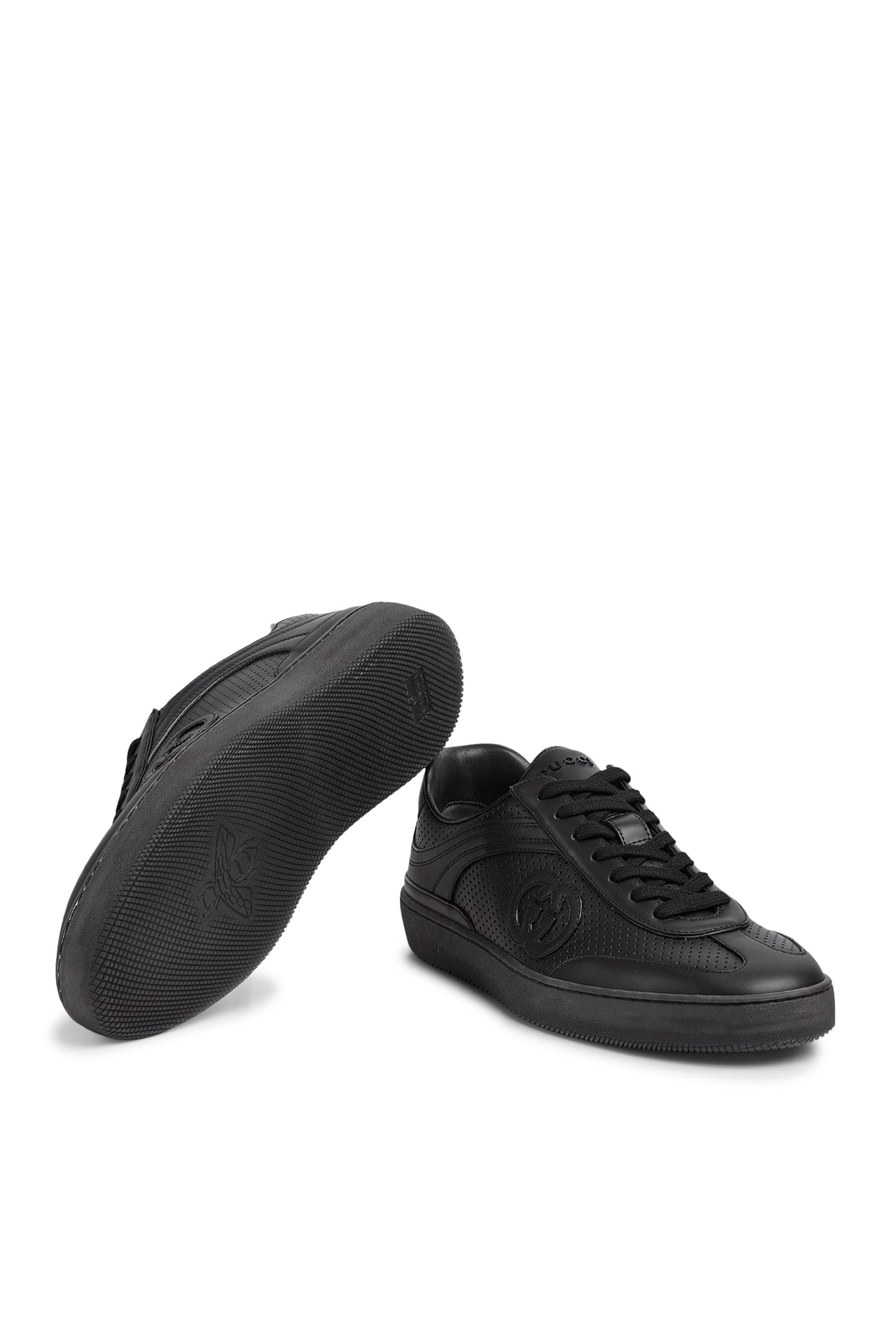 سنيكرز بنقشة حرفي شعار الماركة