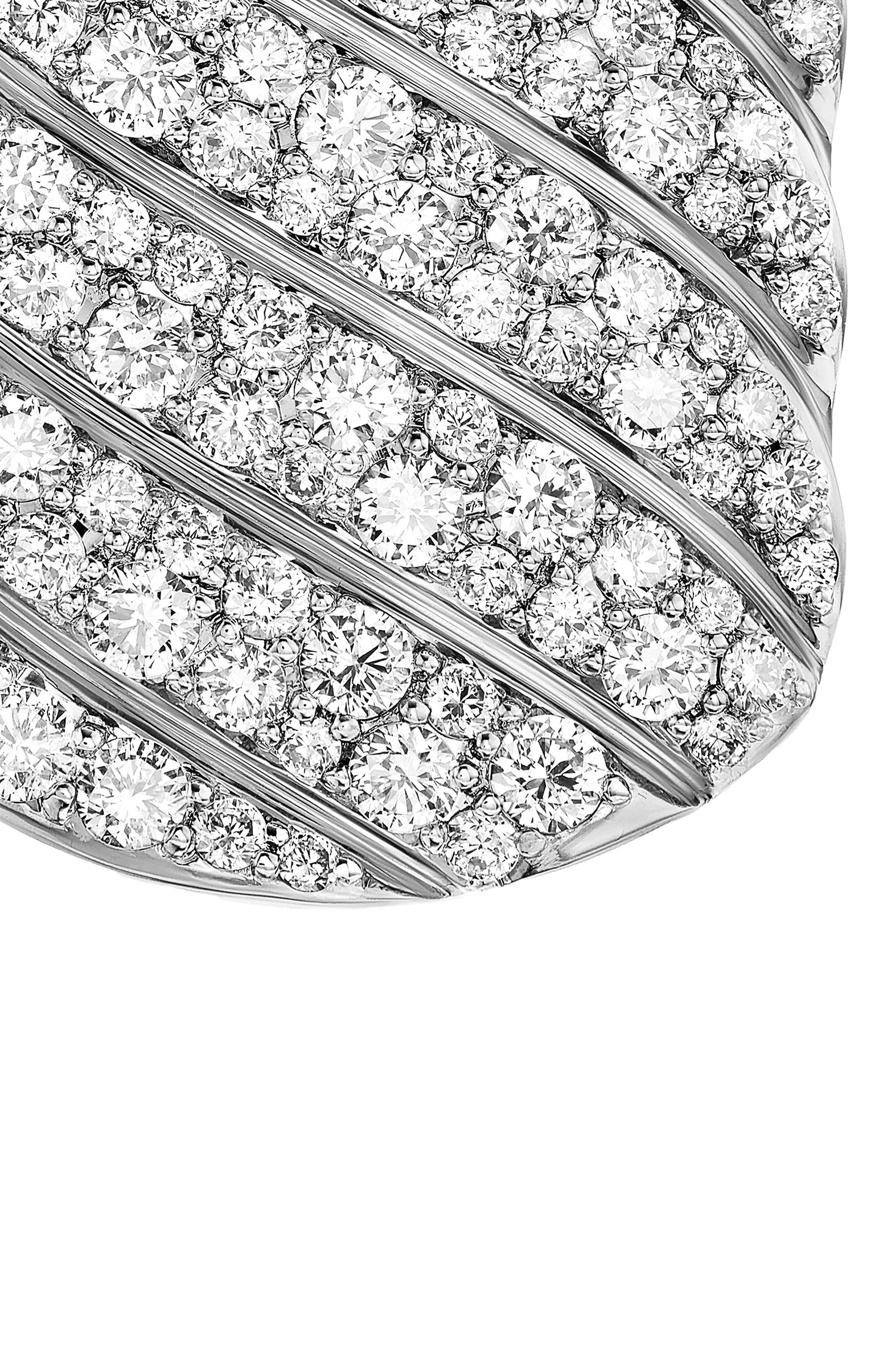 دلاية محفورة بخطوط مموجة مرصعة بماس، فضة إسترلينية