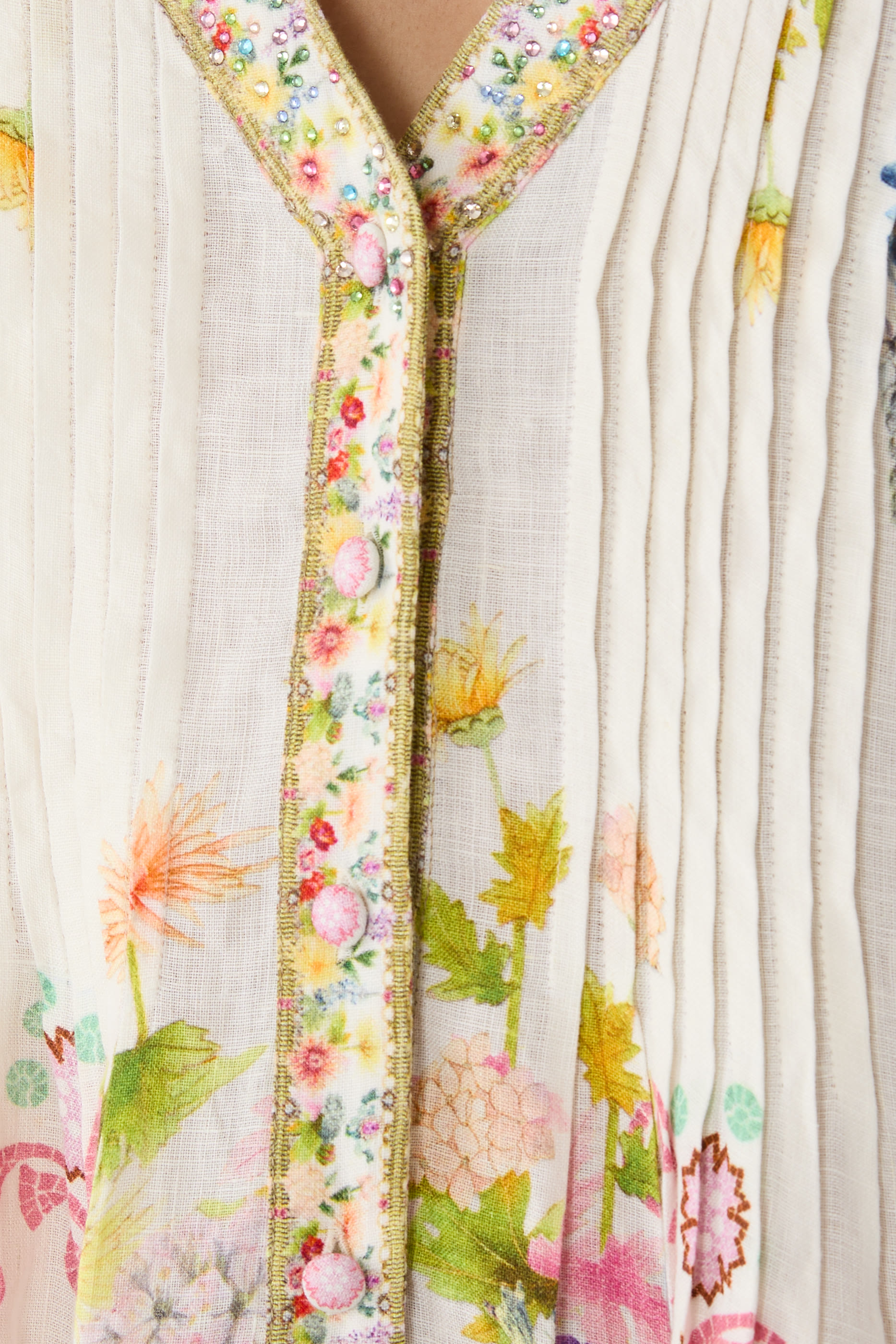 فستان كول اوف كاتالونيا بطيات وياقة على شكل حرف V