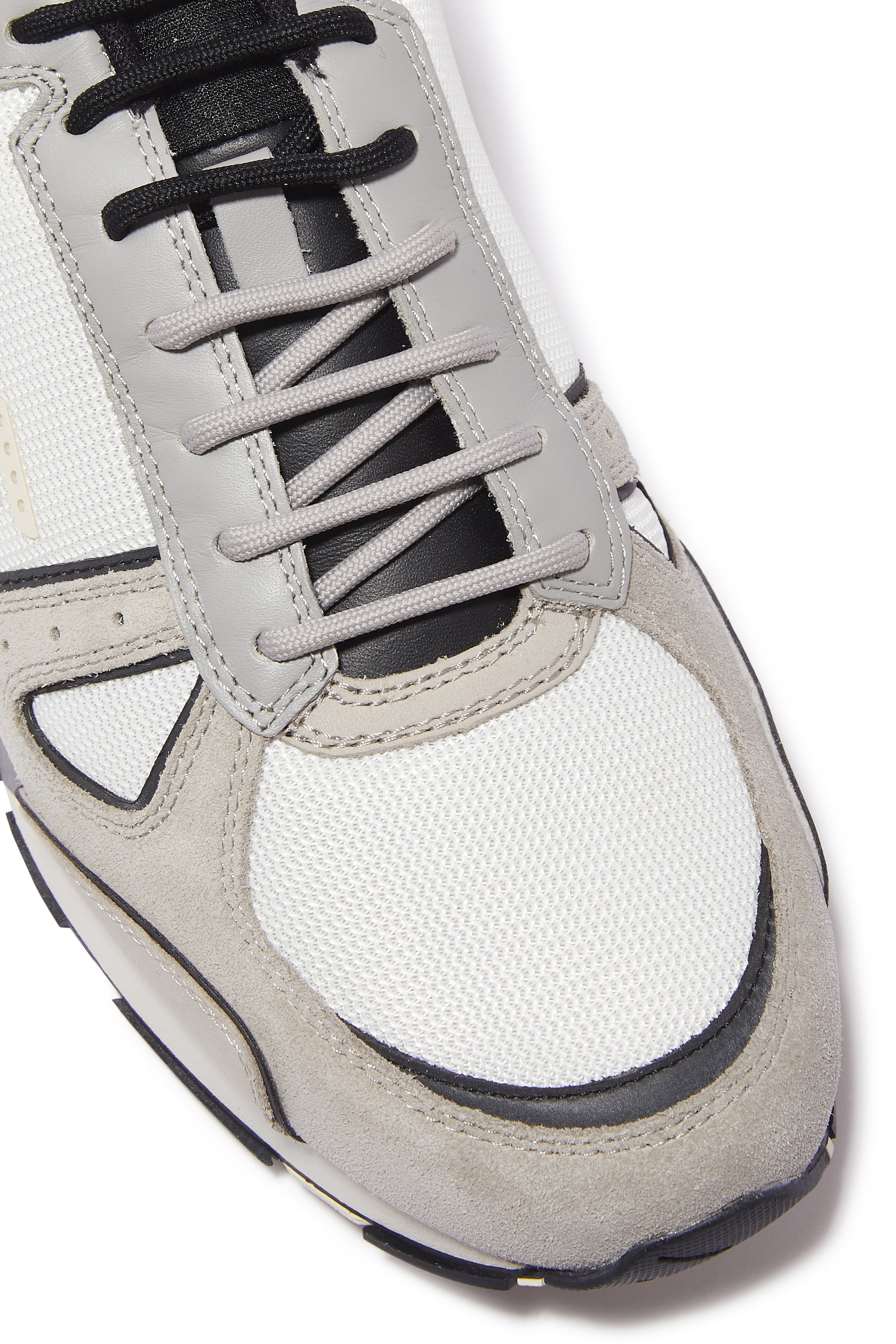 سنيكرز مزين بشعار النسر مخطط