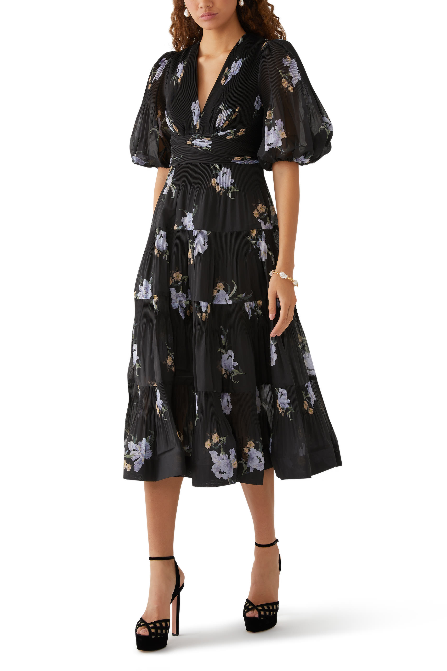 فستان متوسط الطول بطيات