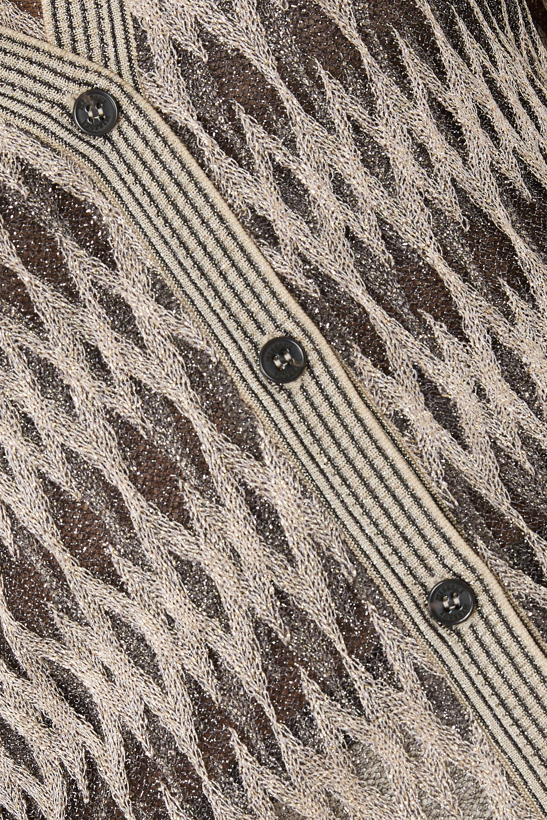 كارديغان بأزرار للإغلاق ونمط شيفرون