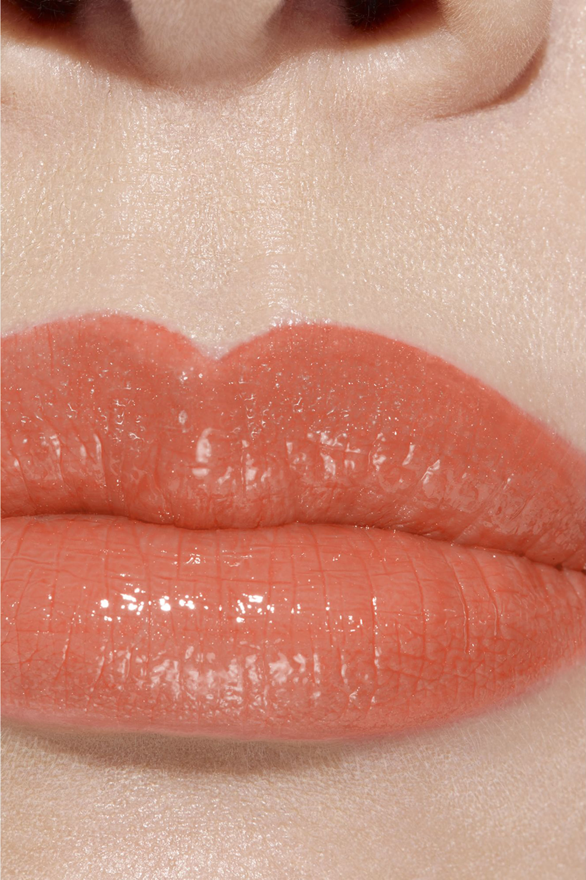 مرطب شفاه ملون Chanel Rouge Coco Baume Shine Hydrating Beautifying