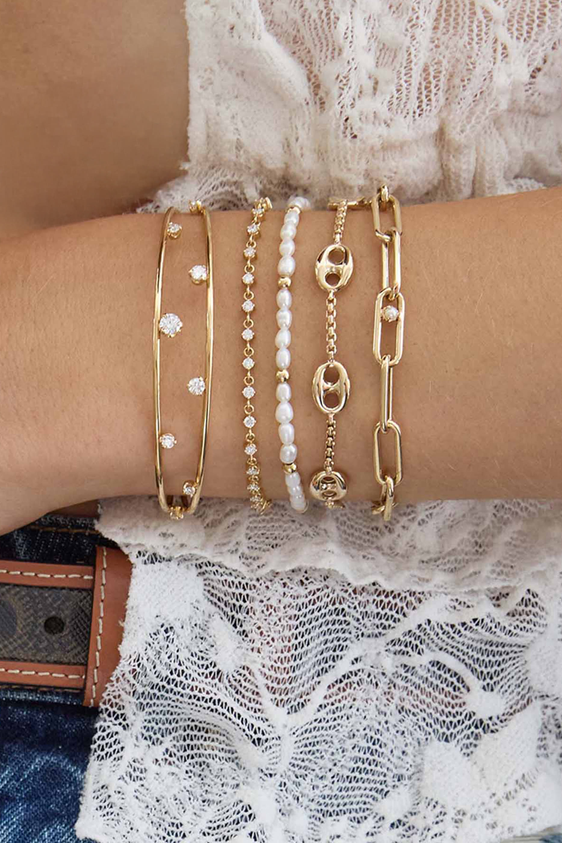 سوار مرصع بخرز ولؤلؤ بيضوي الشكل مزين بحلية، ذهب أصفر عيار 14