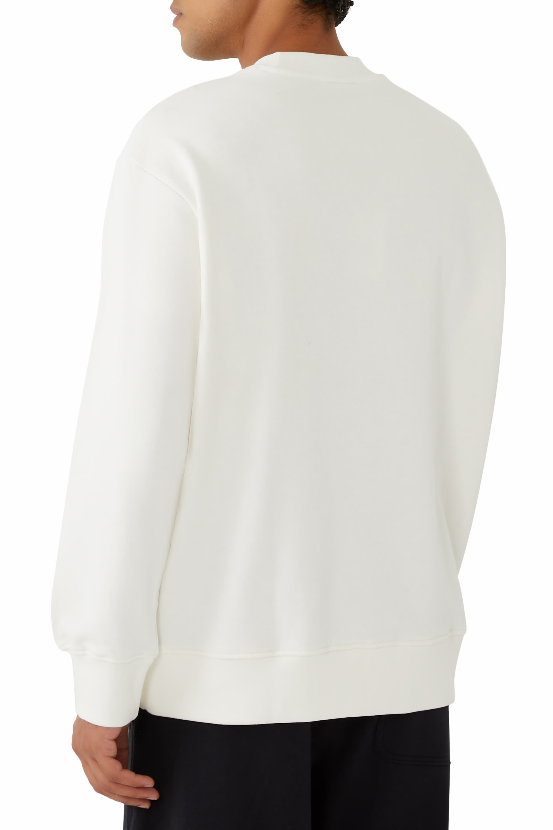 سويت شيرت بياقة ضيقة وشعار الماركة