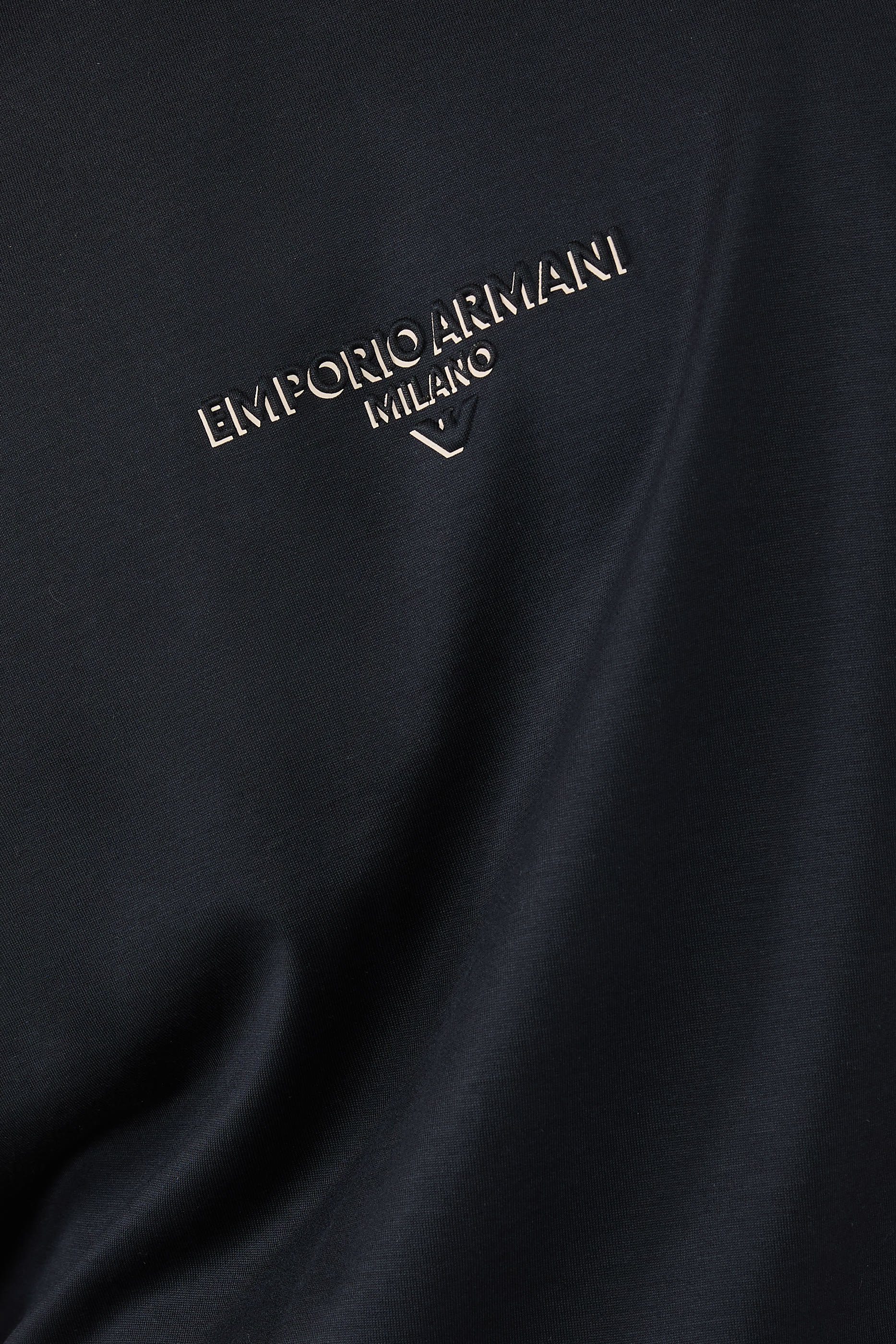 تيشيرت بأكمام قصيرة وشعار الماركة