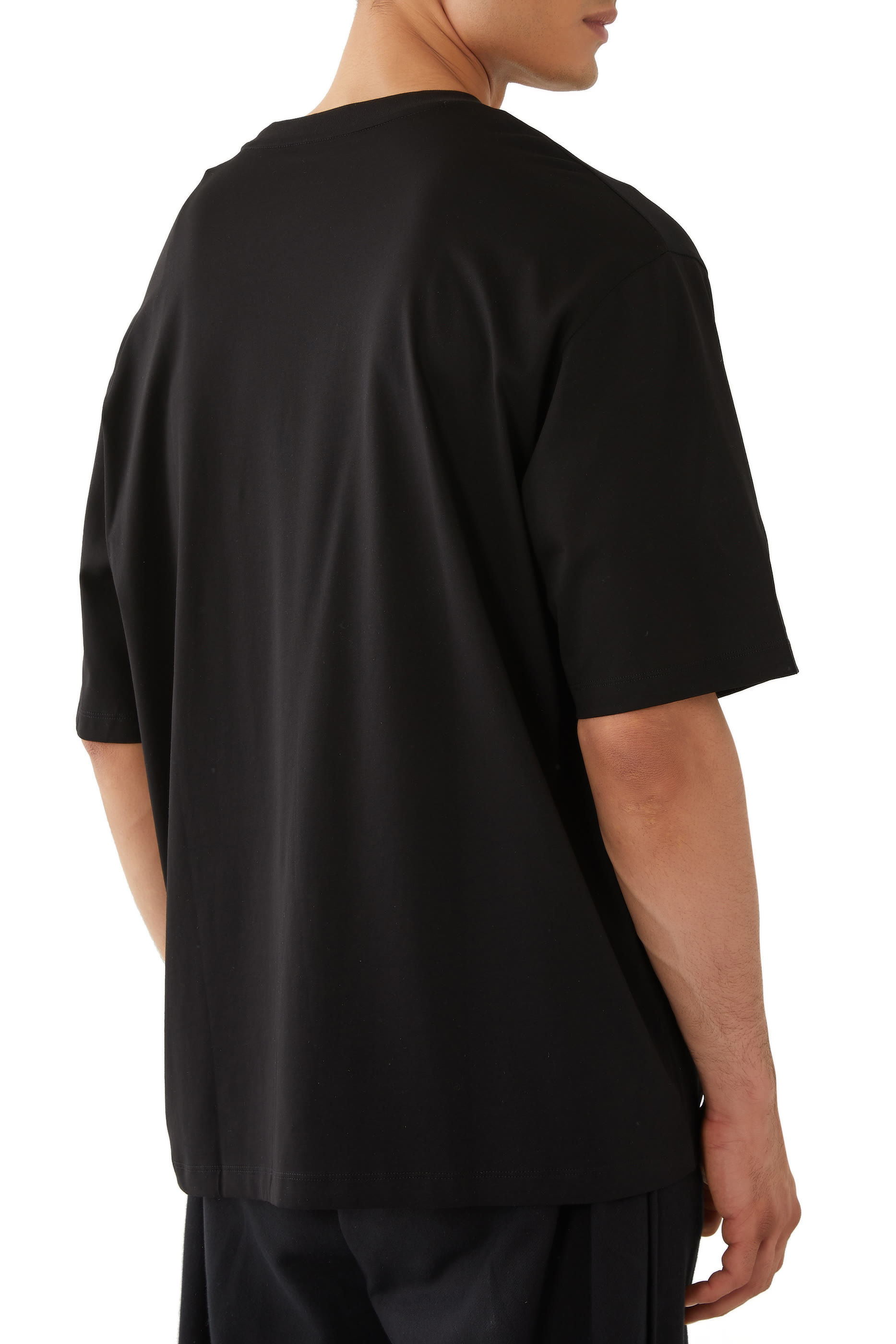 تيشيرت بياقة ضيقةبإصدار بلاك