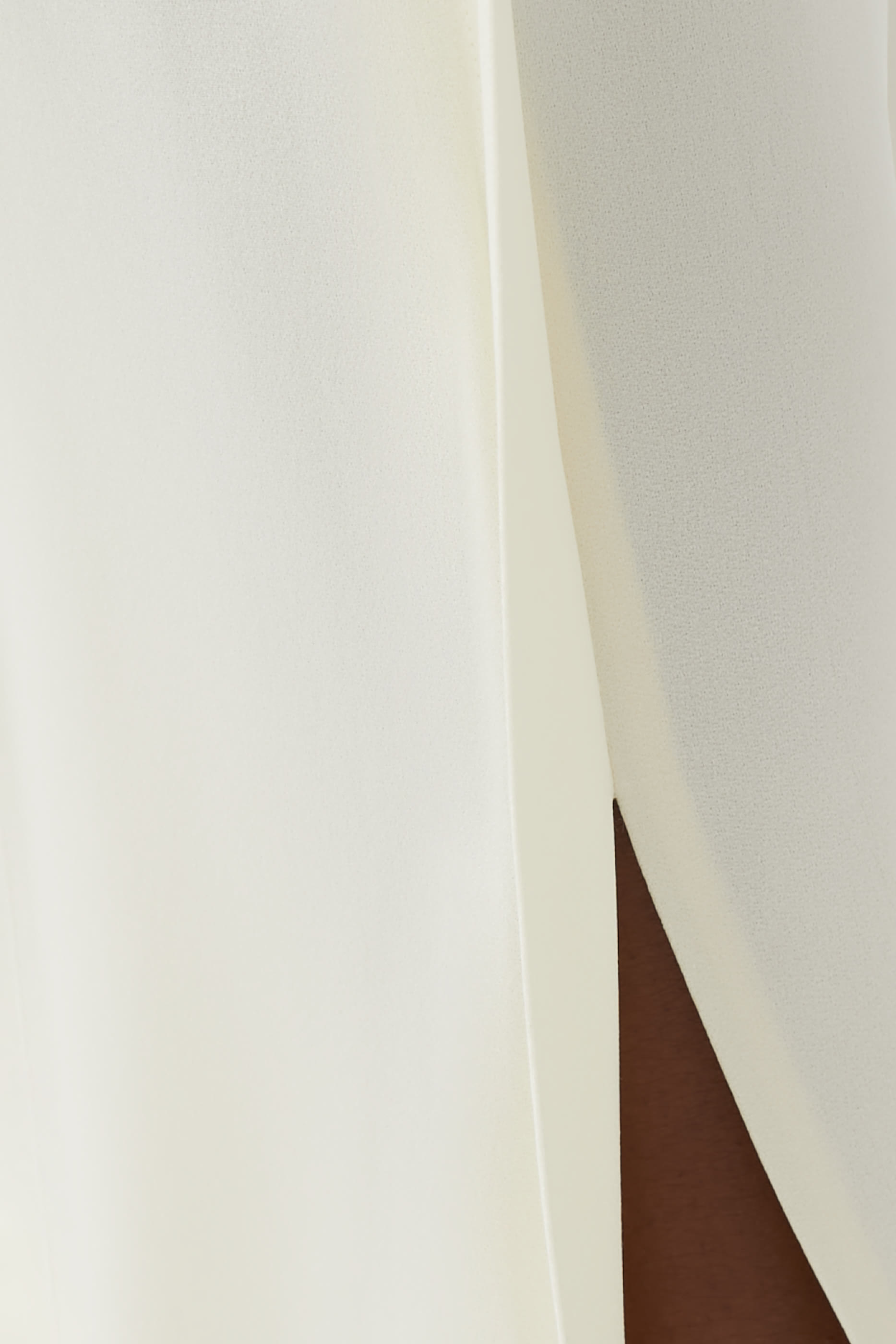 بنطال بفتحة عند الحواف