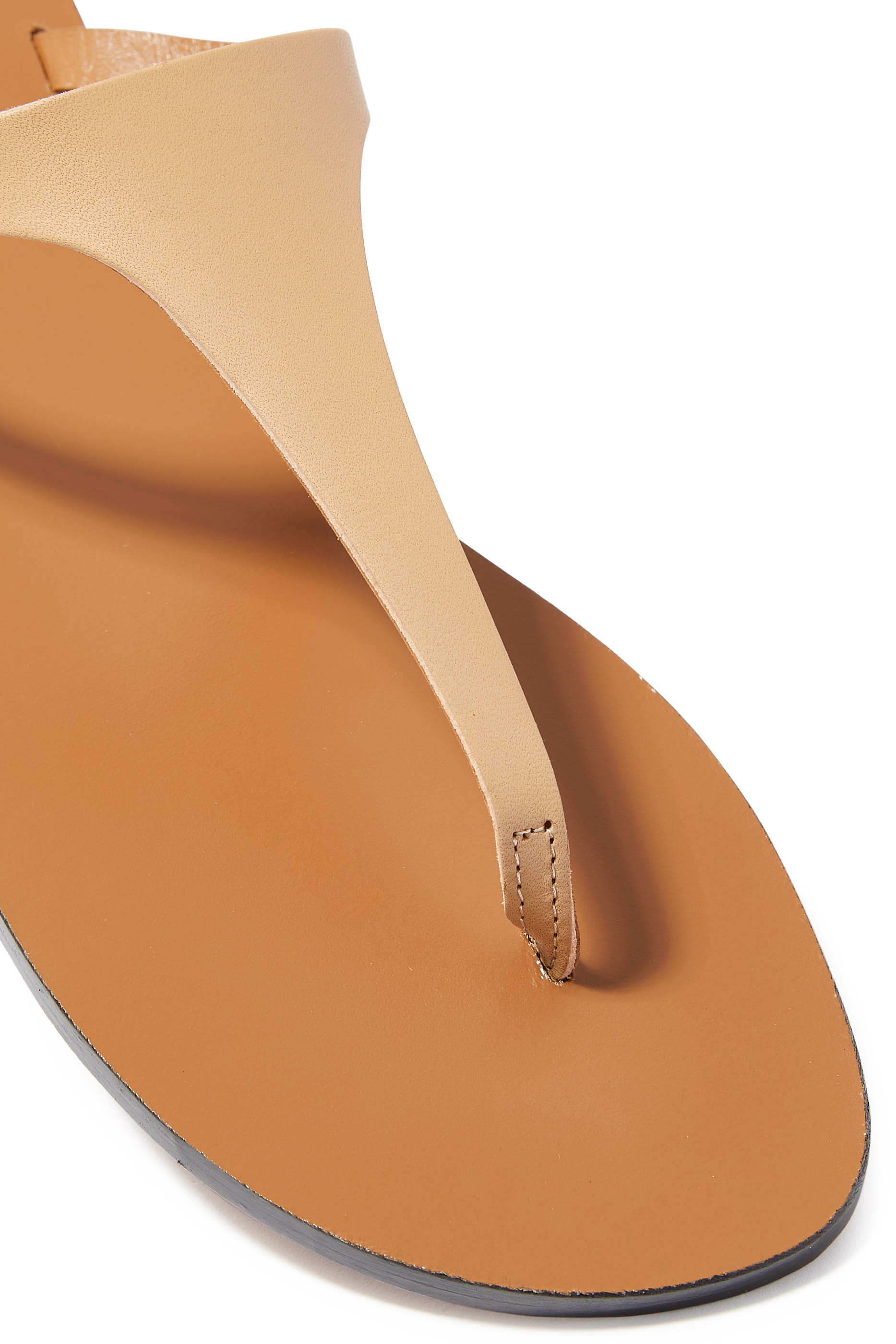 صندل بيشي بتصميم ثونغ بنعل مسطح