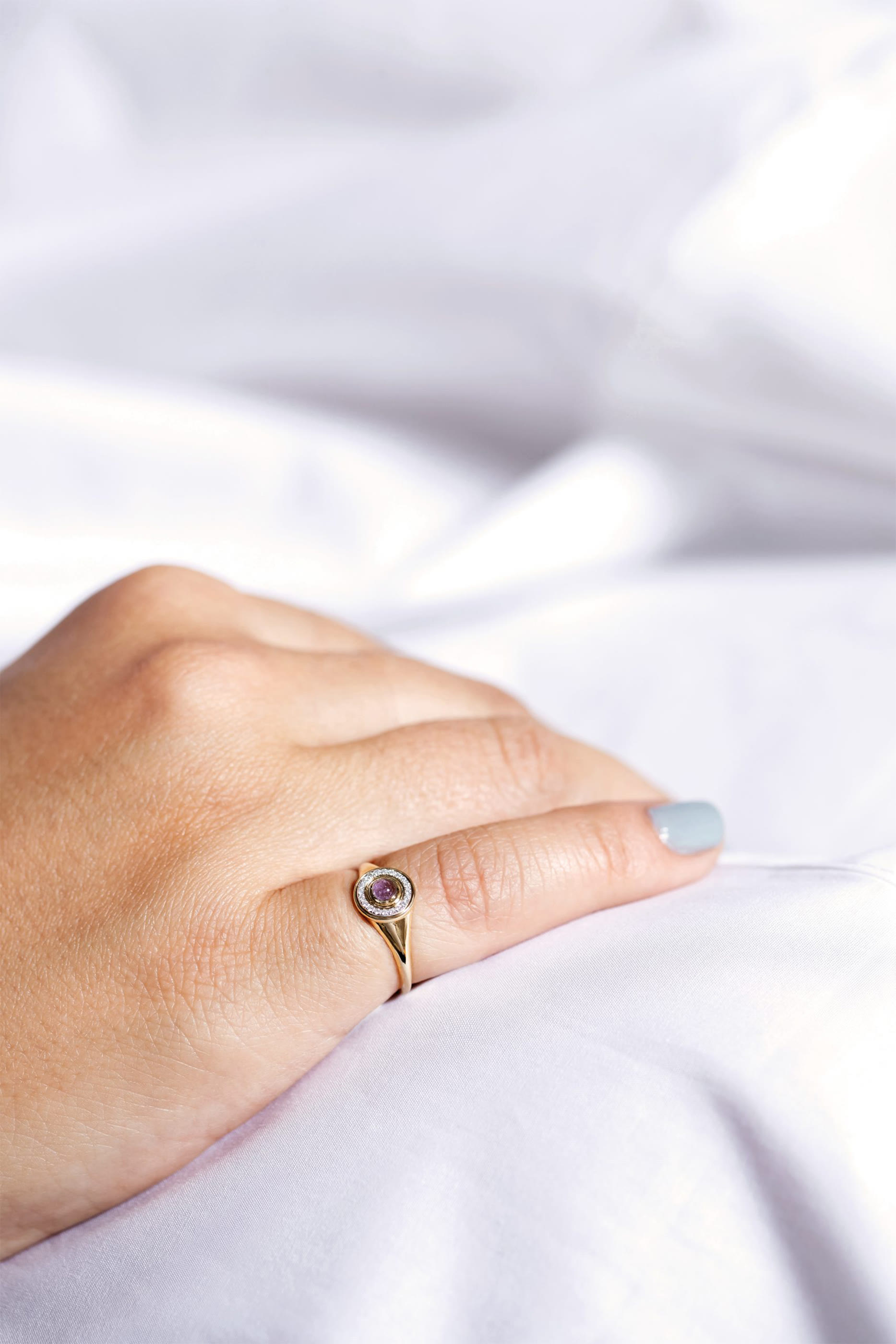 خاتم خنصر ميميت صغير مرصع بالماس الأبيض والجمشت ذهب أصفر عيار 18