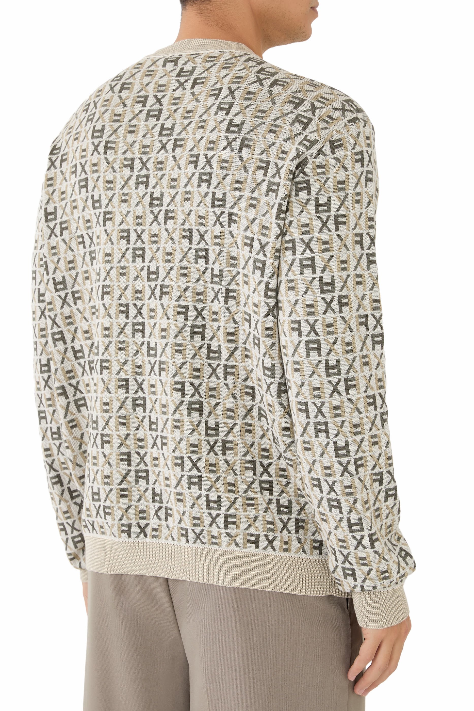 كنزة مزينة كليا بشعار الماركة