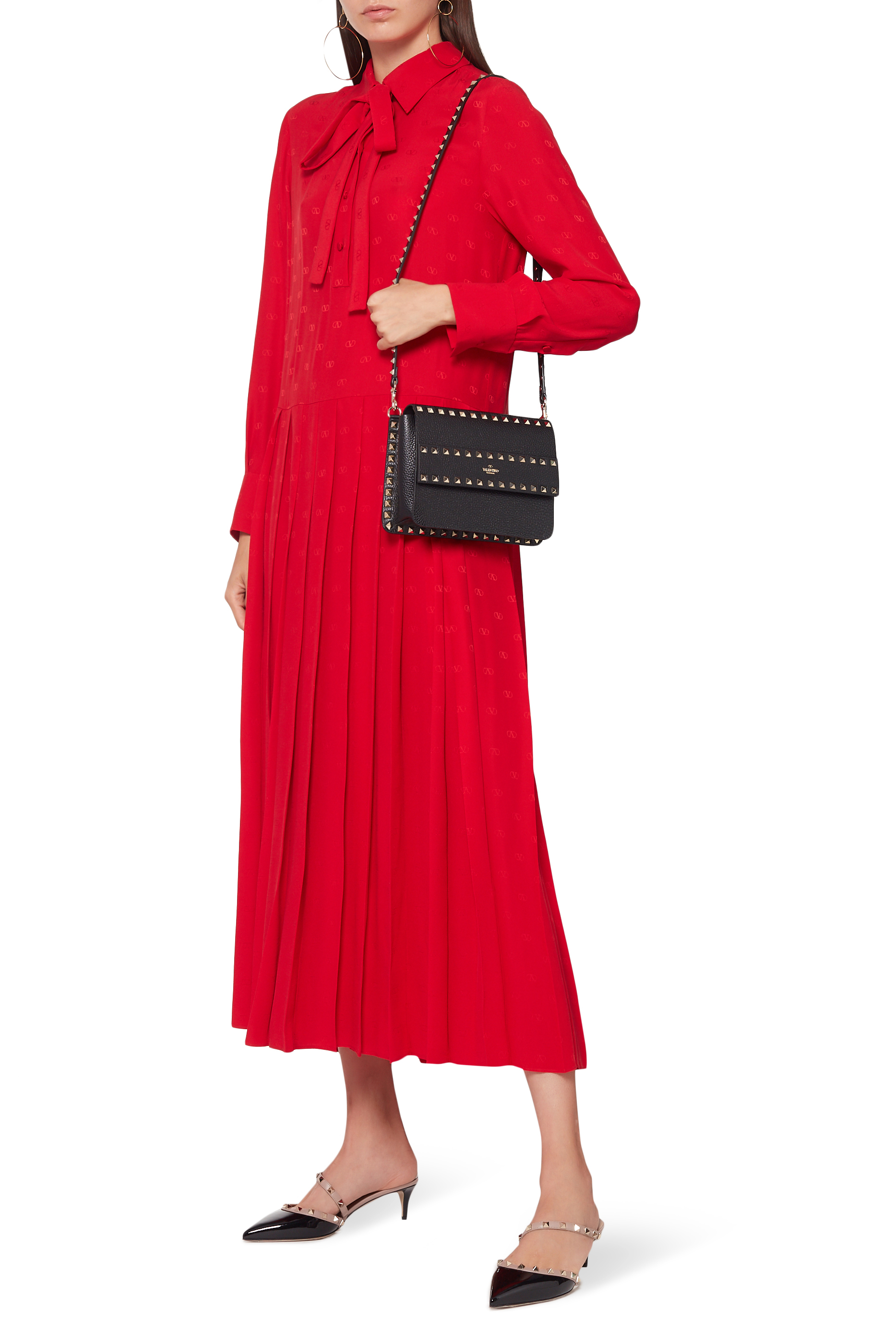 حقيبة كتف مزينة بالكامل بحلي هرمية مطلية بالبلاتين