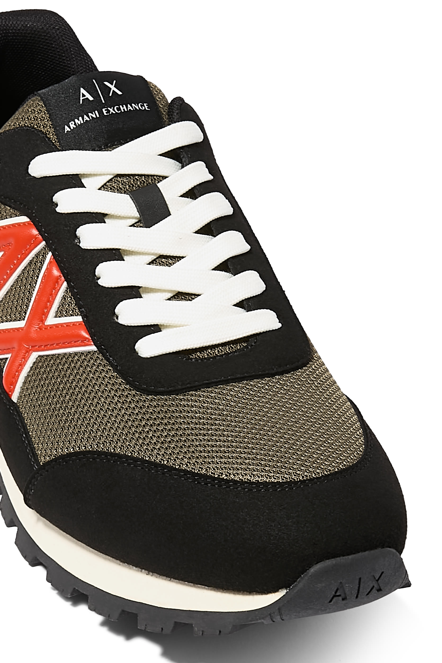 سنيكرز بكاحل منخفض ونقشة شعار الماركة على الجانب