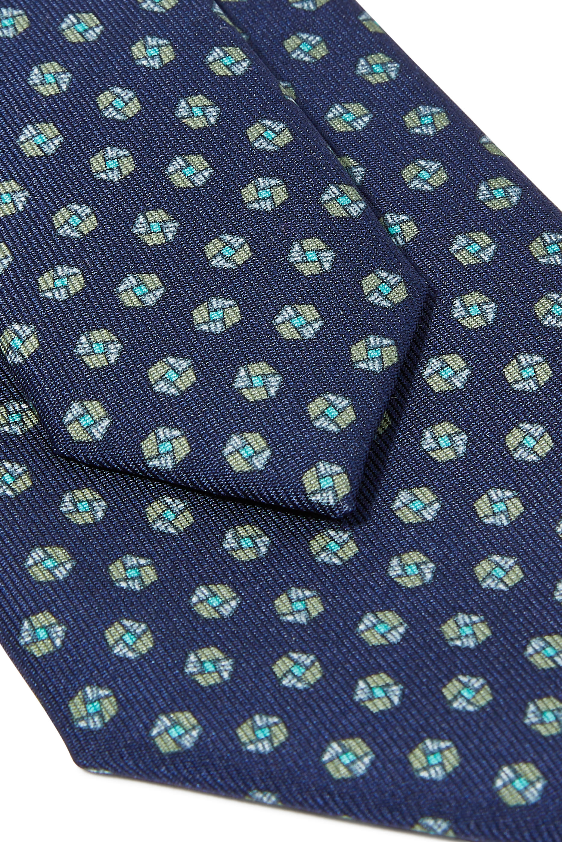 ربطة عنق بشعار الماركة