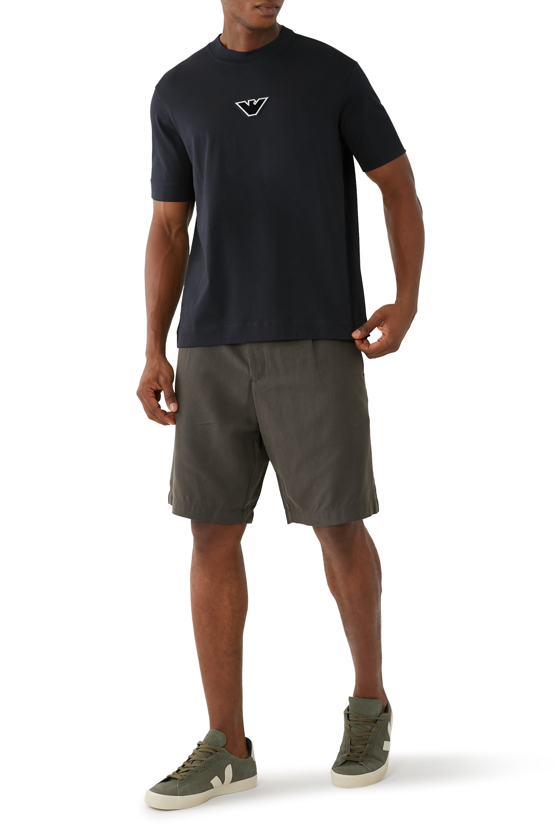 تيشيرت بأكمام قصيرة وشعار النسر