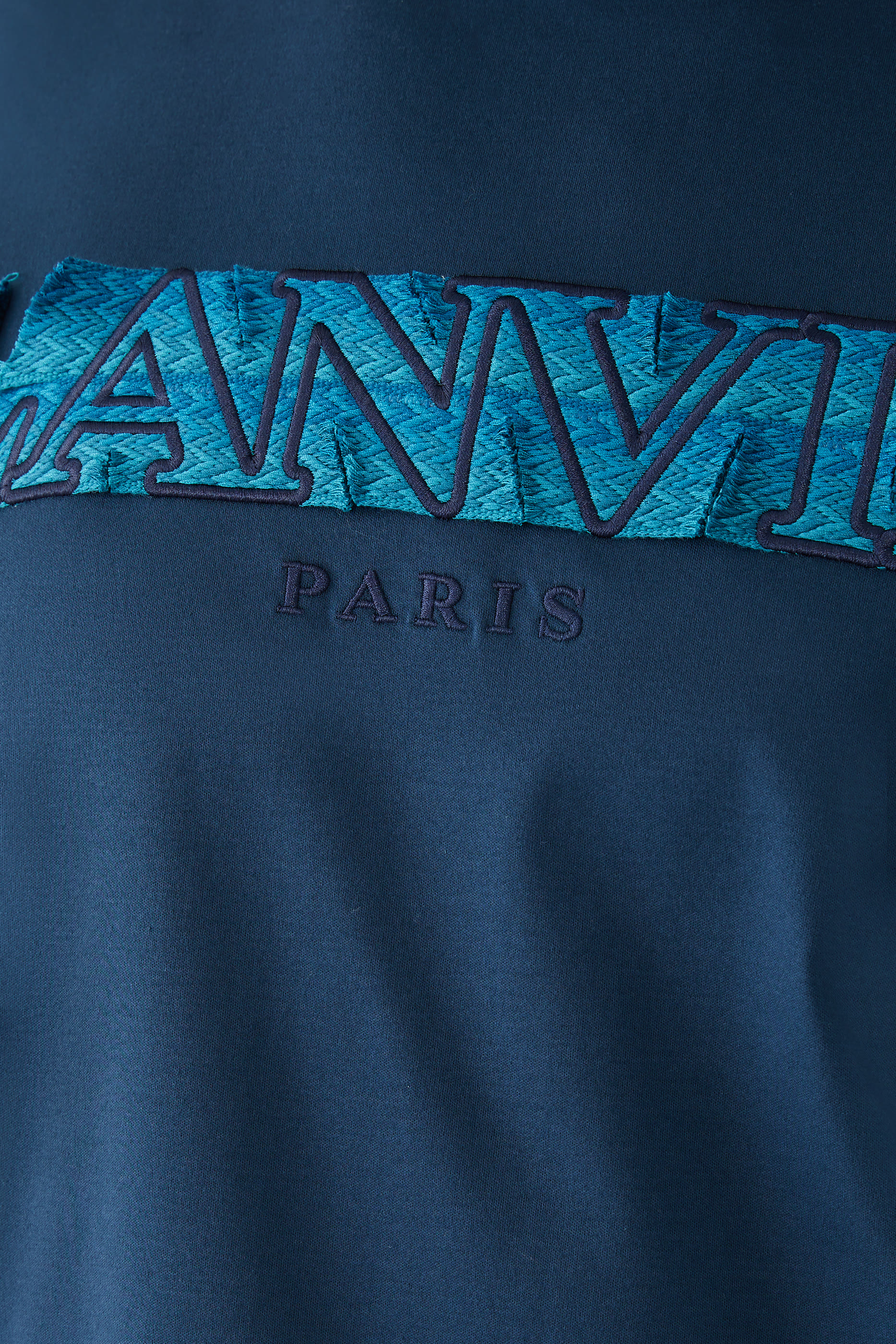 تيشيرت بشعار الماركة وأربطة