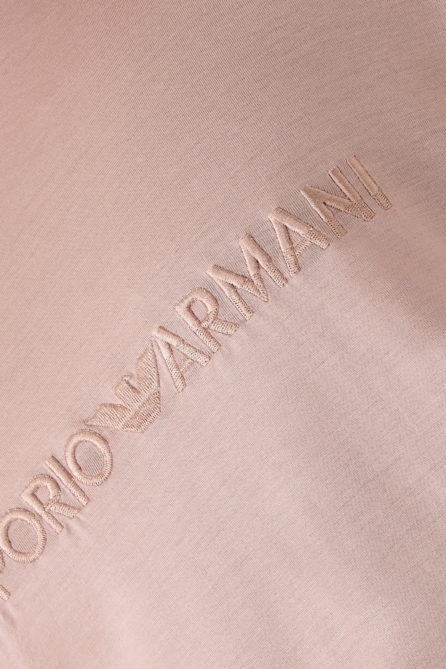 تيشيرت بأكمام قصيرة وشعار الماركة