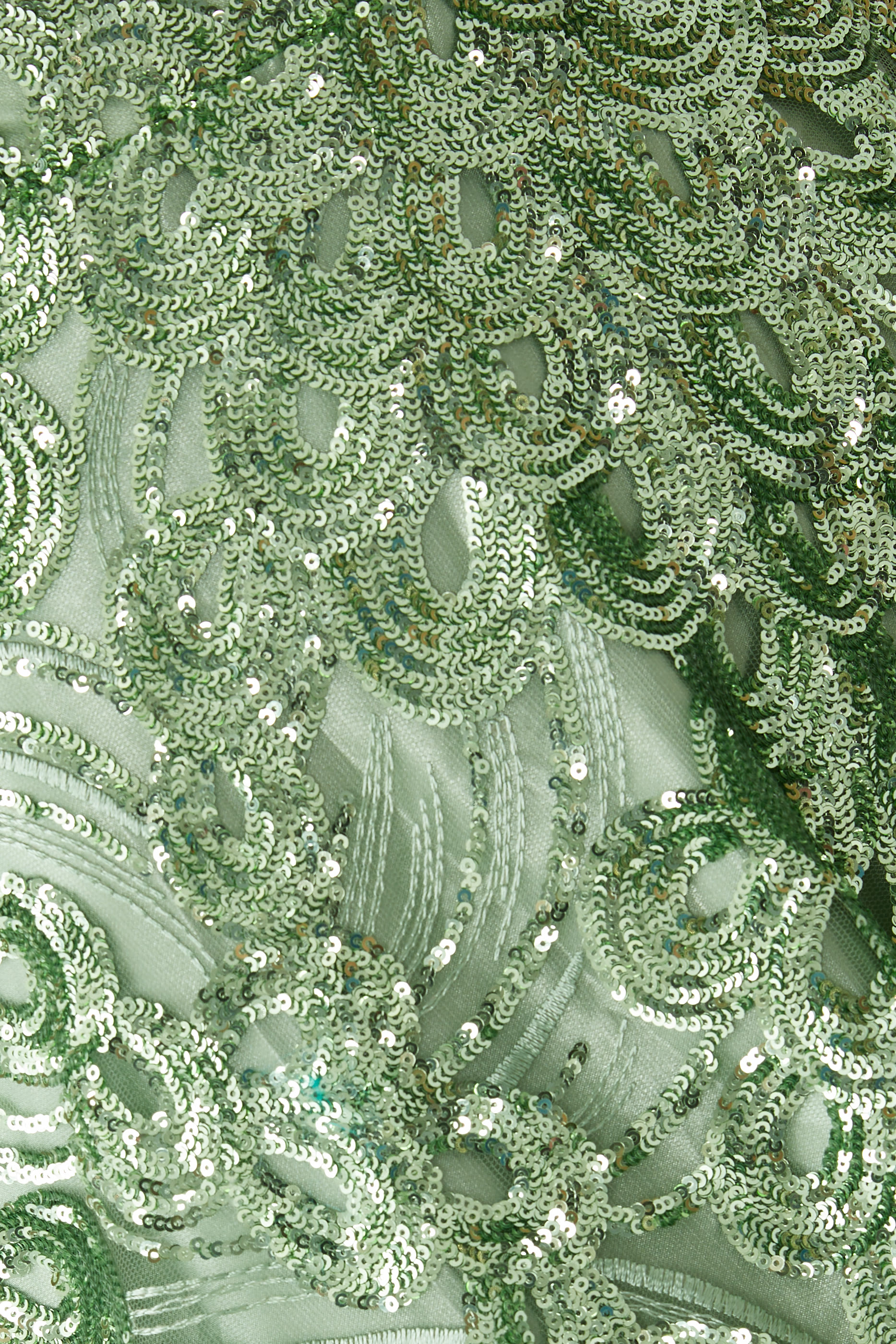 فستان سهرة بأكتاف متساقطة وتفاصيل ملتوية