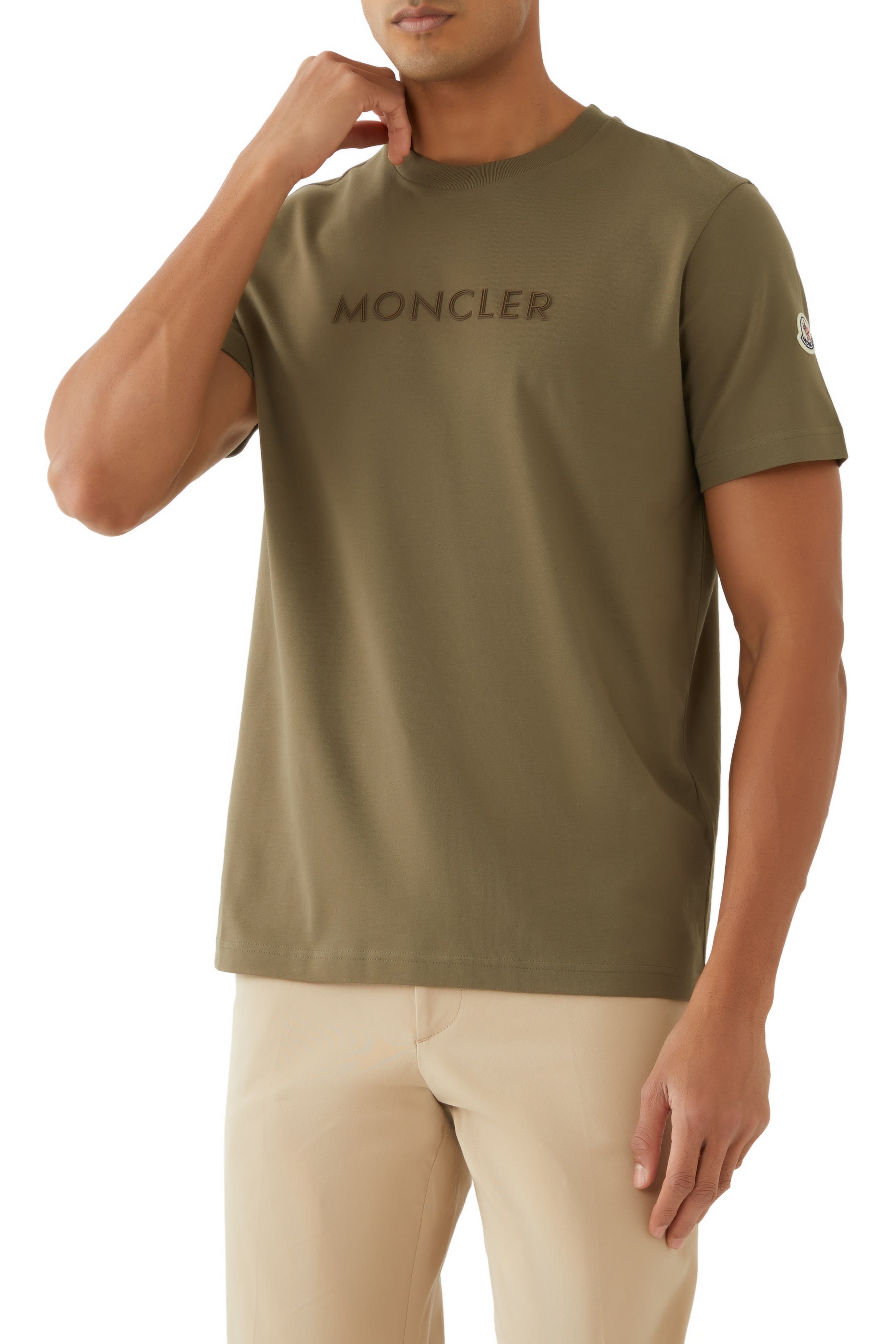 تيشيرت بأكمام قصيرة وشعار الماركة