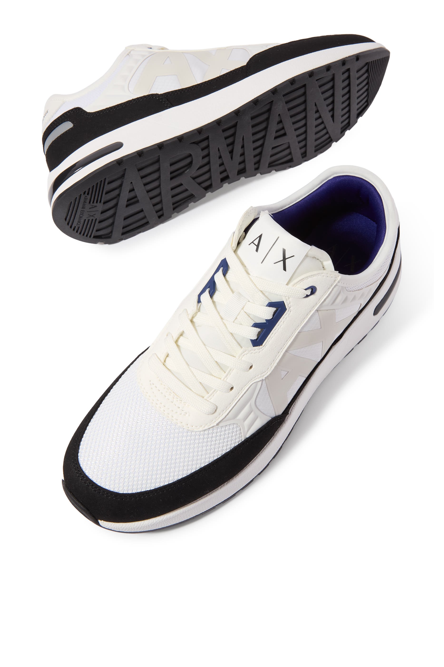 سنيكرز بأربطة وشعار الماركة بملمس بارز