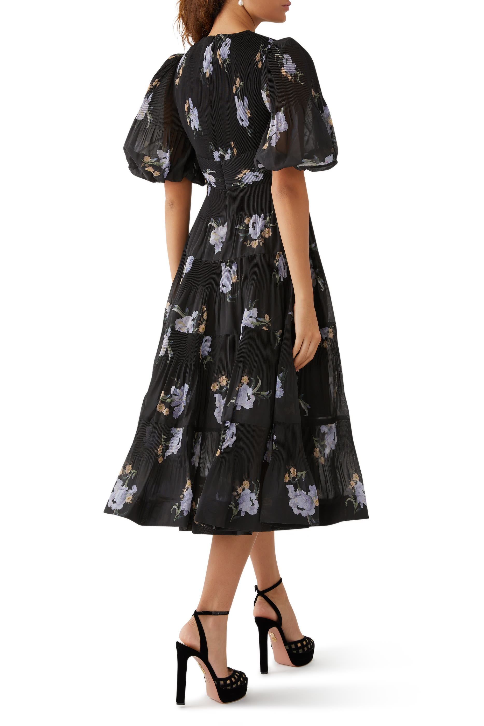 فستان متوسط الطول بطيات