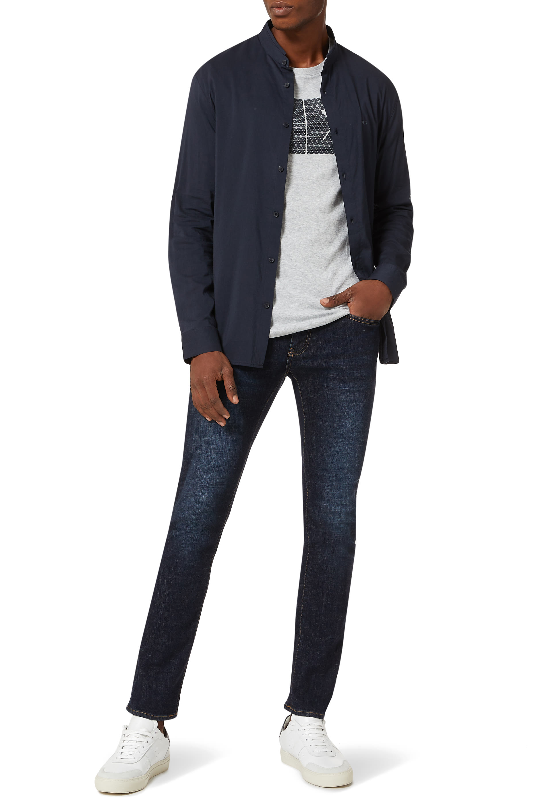 تيشيرت بطبعة شعار الماركة بنقشة مثلثات