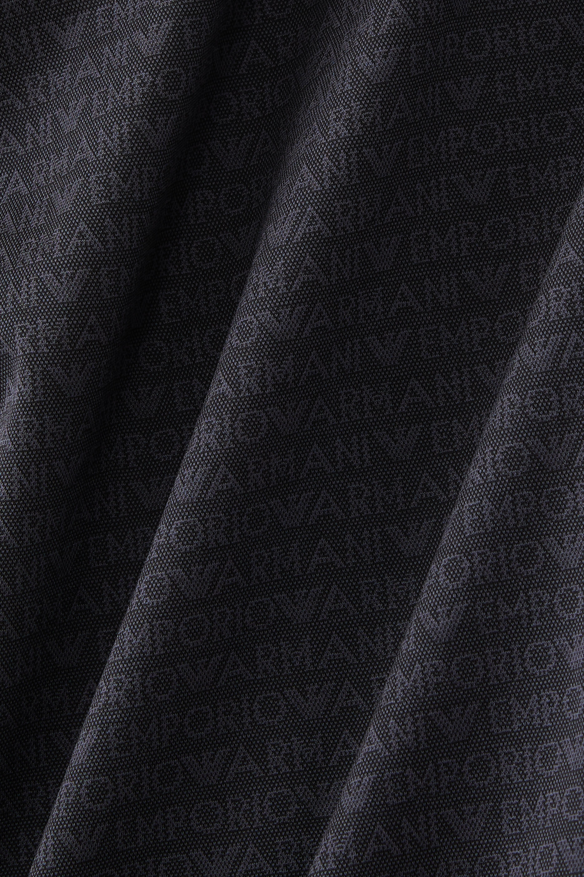 تيشيرت بنقشة شعار الماركة بحجم صغير