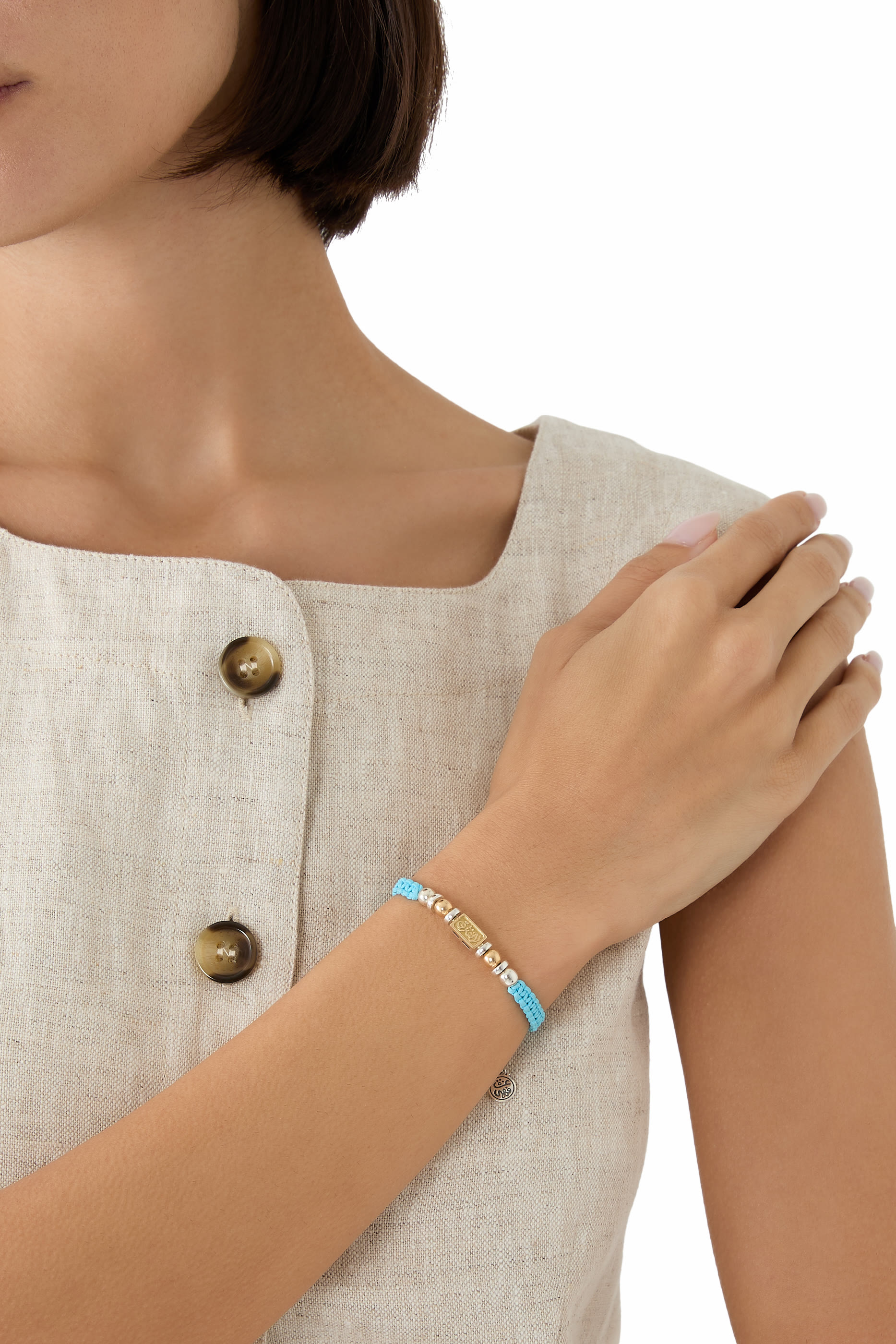 سوار نيفر أبارت بتصميم مضفر، ذهب أصفر عيار 18، فضة استرلينية وقماش. 