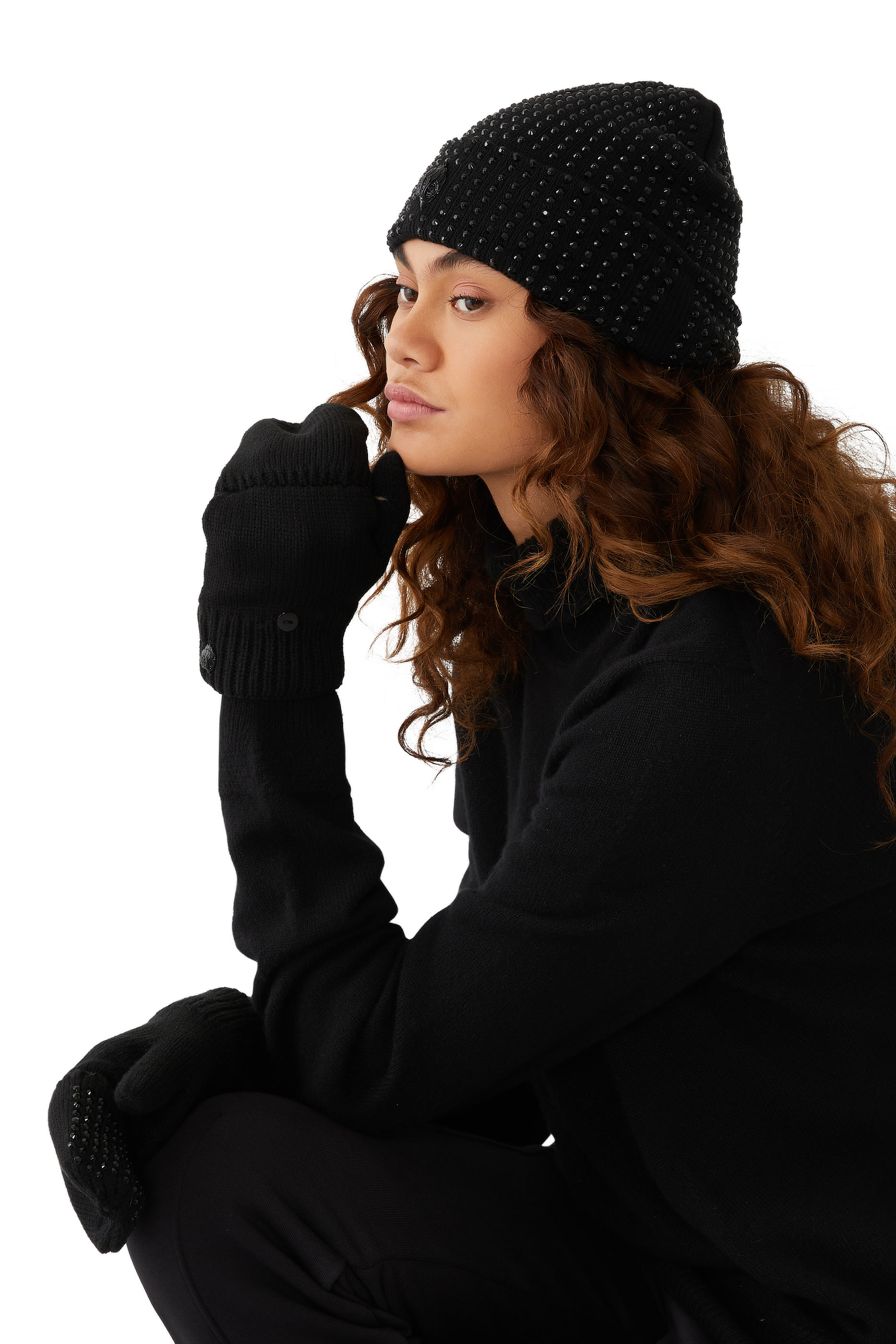 قفازات بالكريستال وشعار الماركة