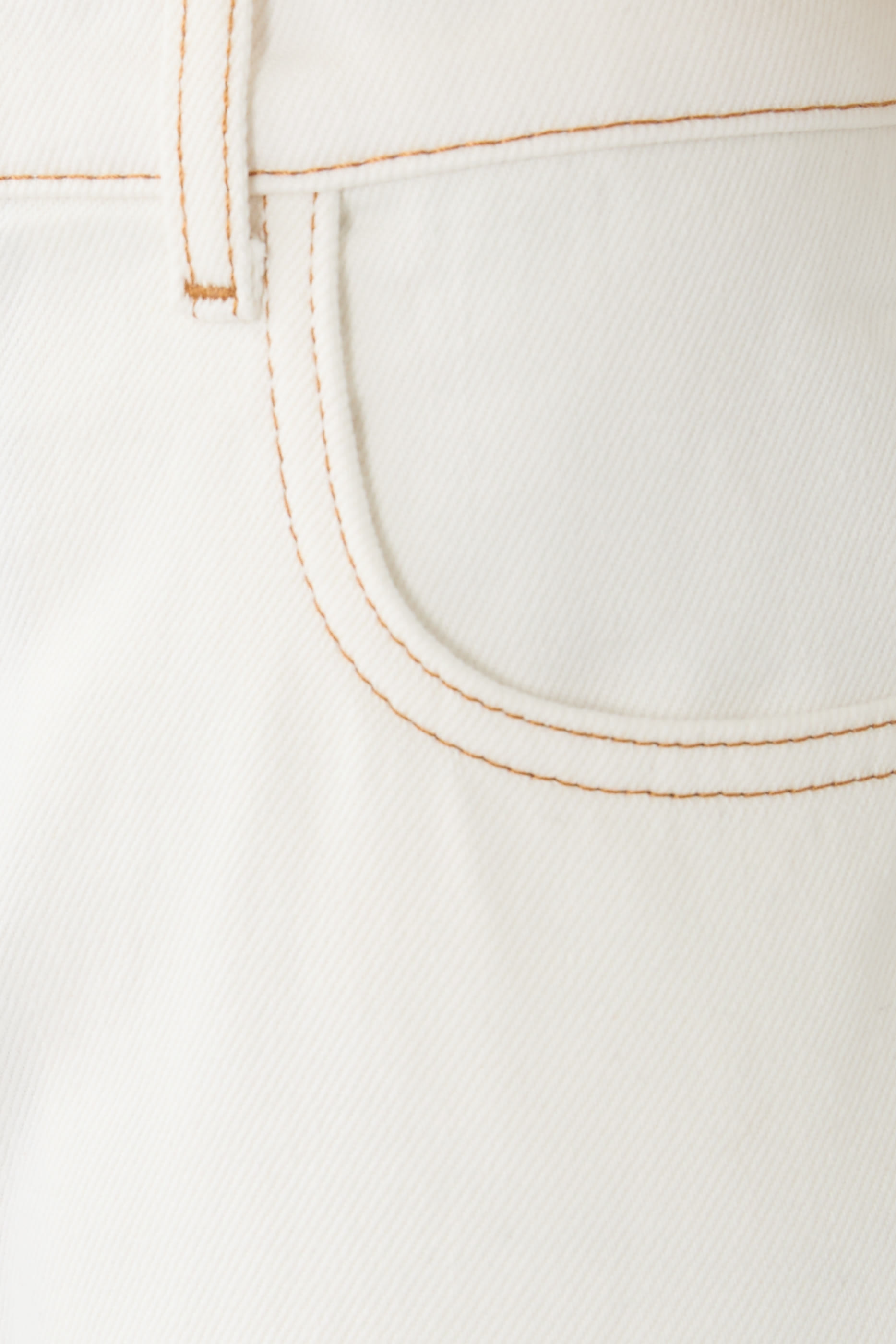 بنطال بقصة ساق واسعة بخصر مرتفع