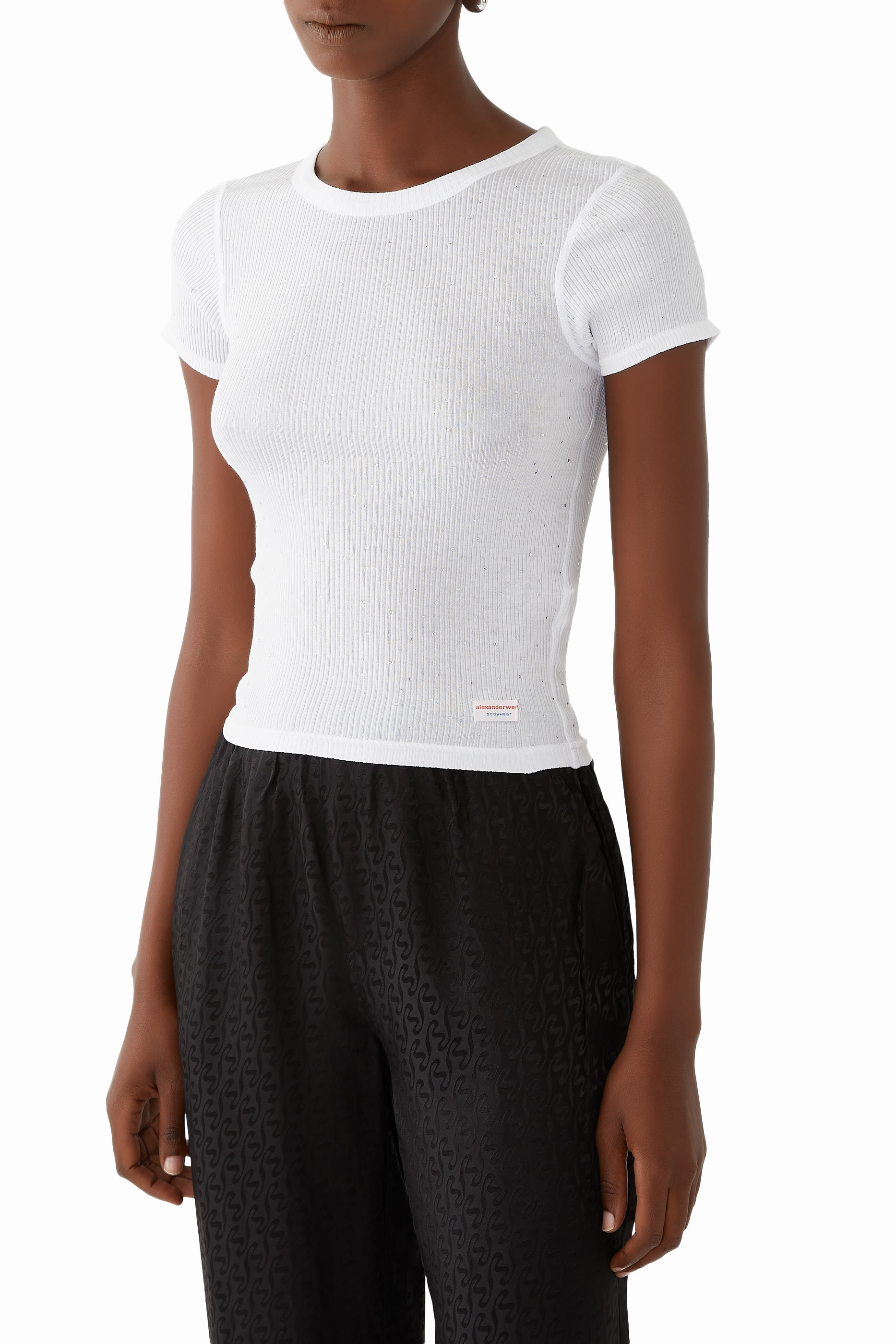 تيشيرت بأكمام قصيرة وشعار الماركة المثبت حراريا