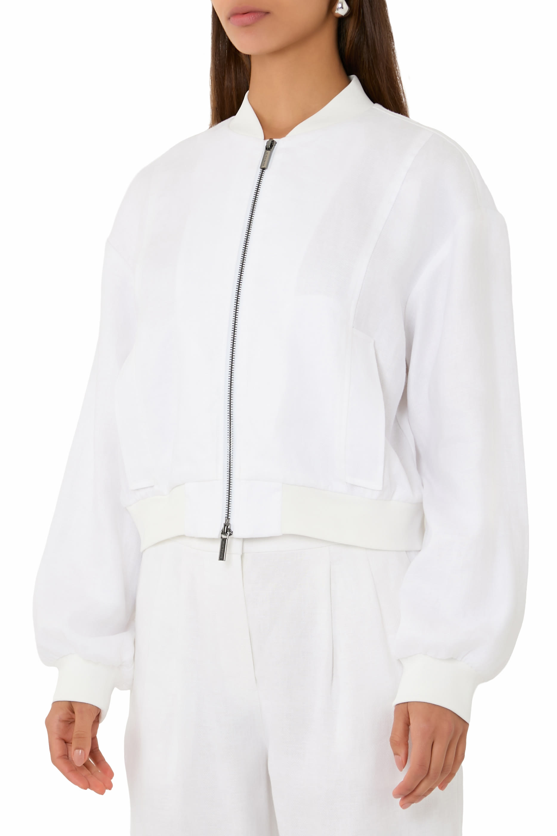 جاكيت بقصة فضفاضة وشعار الماركة