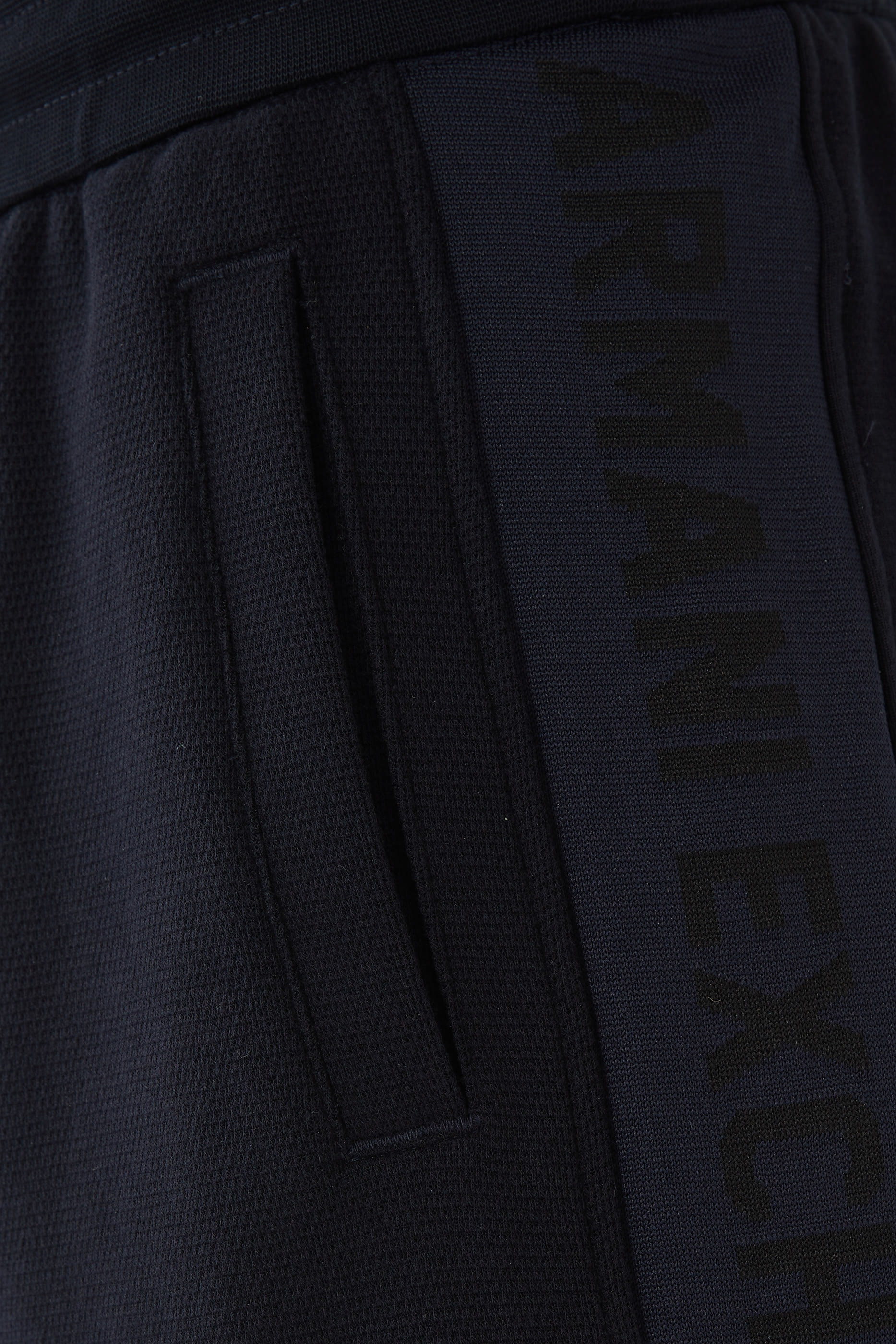 شورت بشريط شعار الماركة