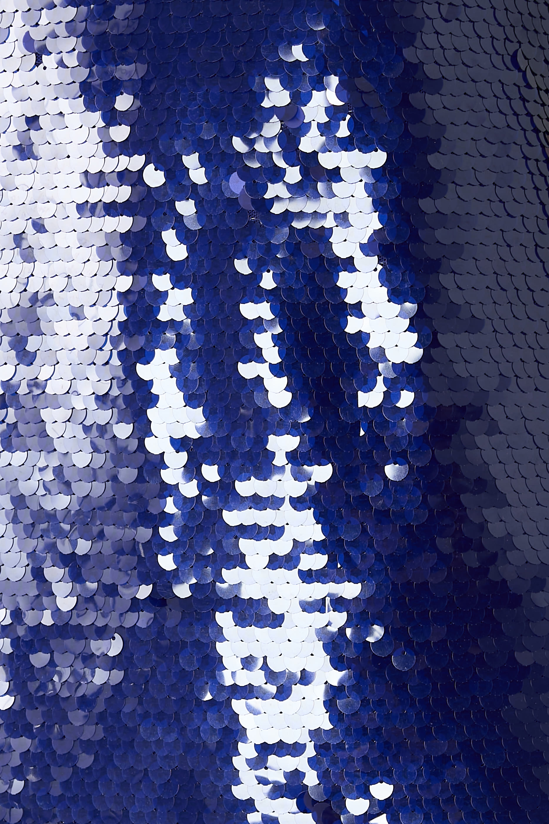 فستان طويل مزين بترتر